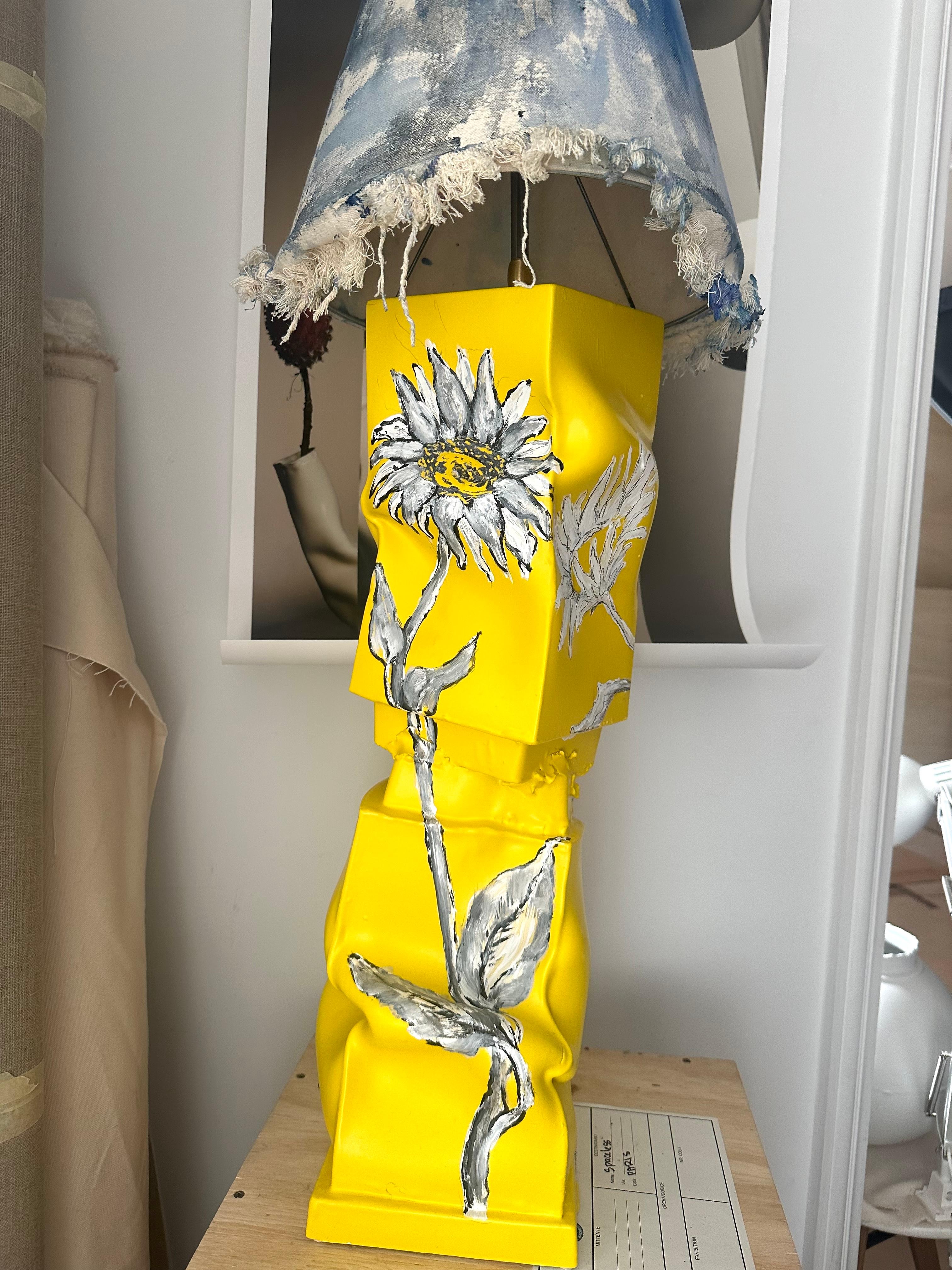 XXIe siècle et contemporain Lampe de table en céramique jaune peinte à la main avec des fleurs et un abat-jour peint Italie. en vente