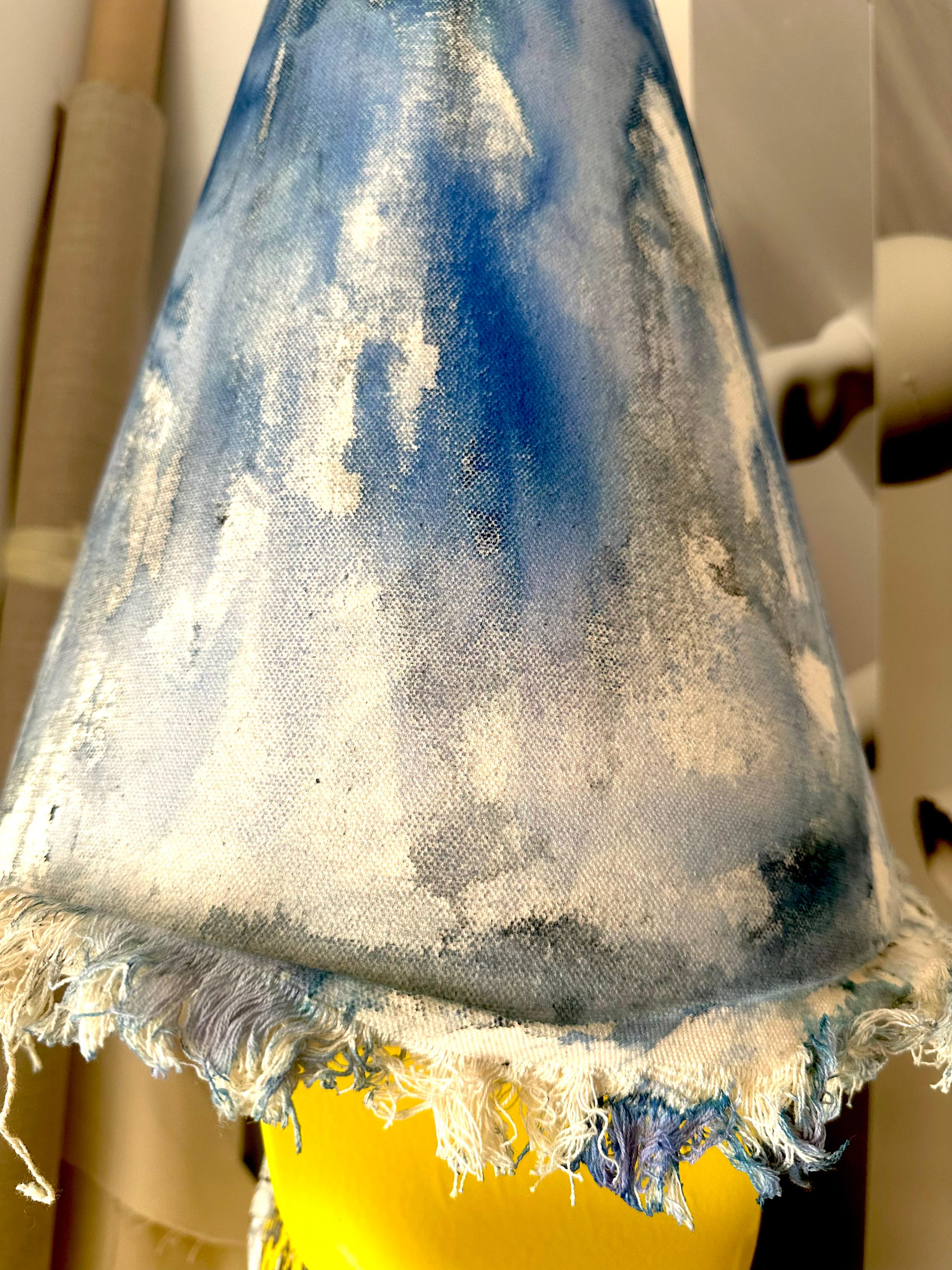 Céramique Lampe de table en céramique jaune peinte à la main avec des fleurs et un abat-jour peint Italie. en vente