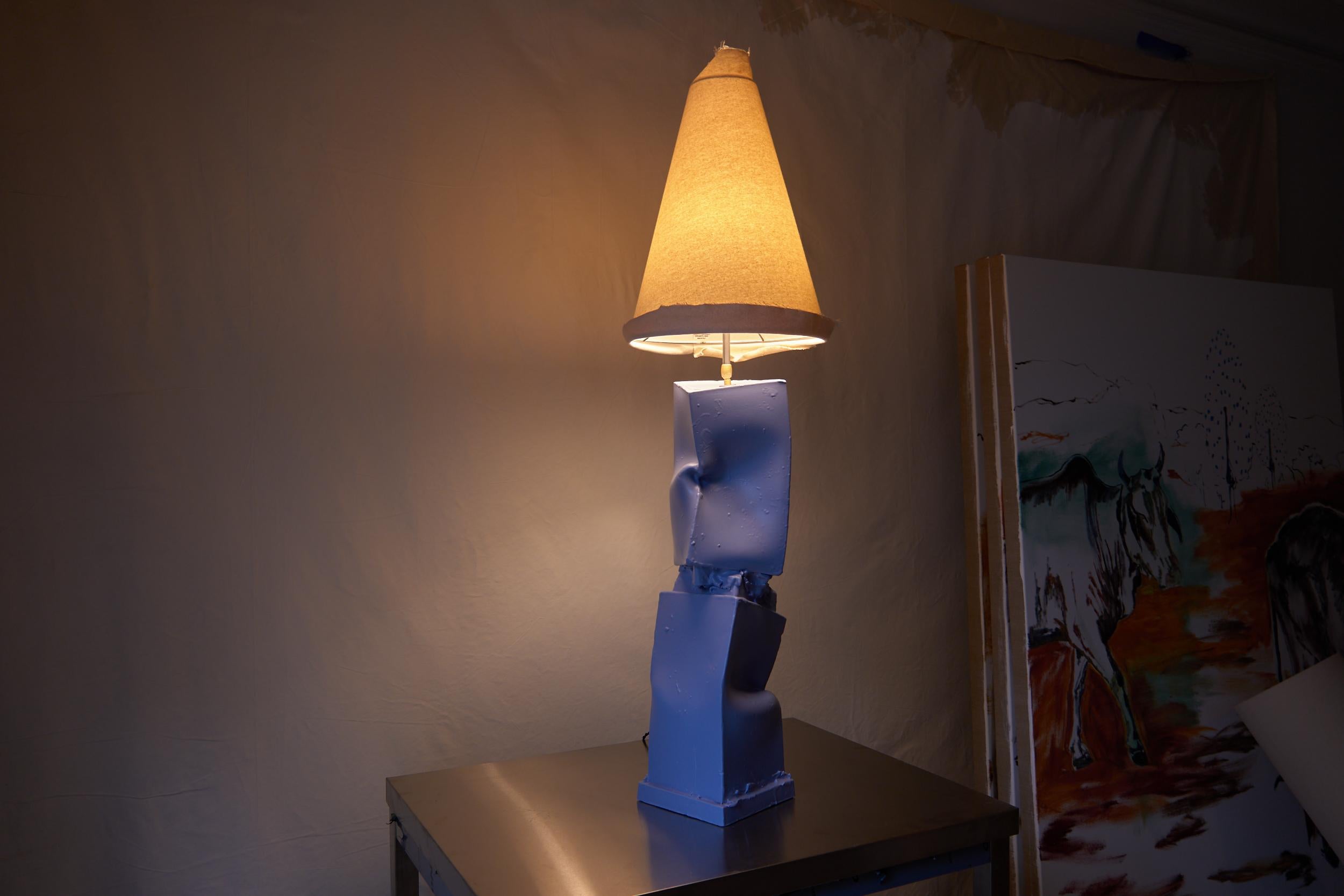 Lampe de table en céramique jaune peinte à la main avec des fleurs et un abat-jour peint Italie. en vente 1