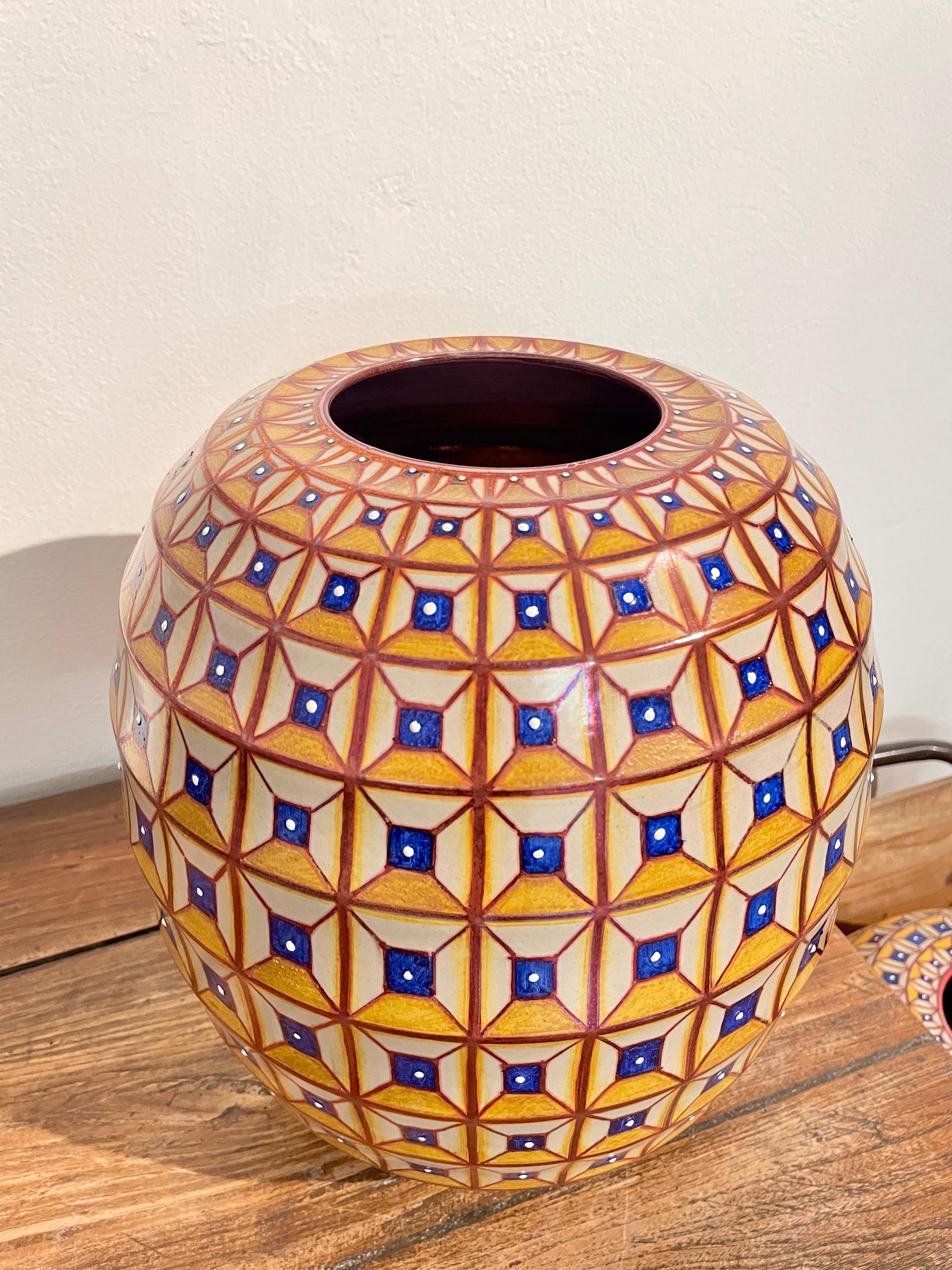 Gio' Vase - Hommage to Gio Ponti, 2024  -  Hand-painted majolica, fired in  full fire-reduction
Dimensions: 28 cm diameter x 36 cm height
Unique piece


Bottega Vignoli is a brand of artistic ceramics based in Faenza, one of the most representative