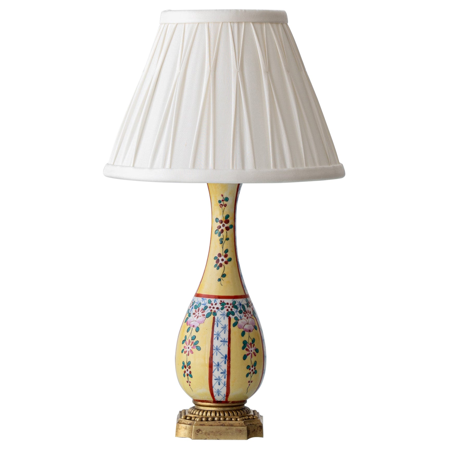 Lámpara de mesa antigua de porcelana francesa, con motivos de chinoiserie pintados a mano, hacia 1900