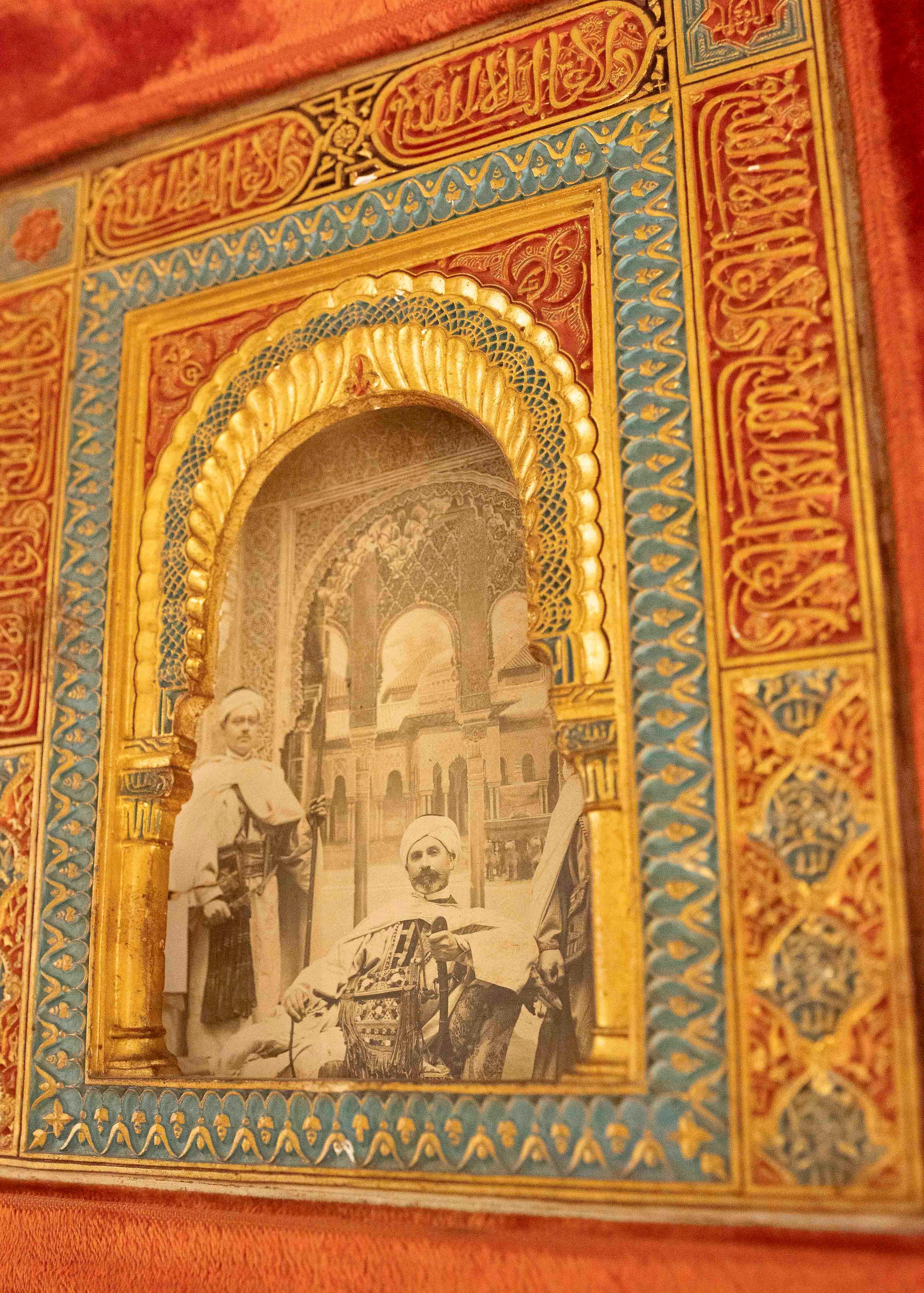 XIXe siècle Modèle d'échelle arquée stuc peint à la main avec photo et cadre en velours en vente