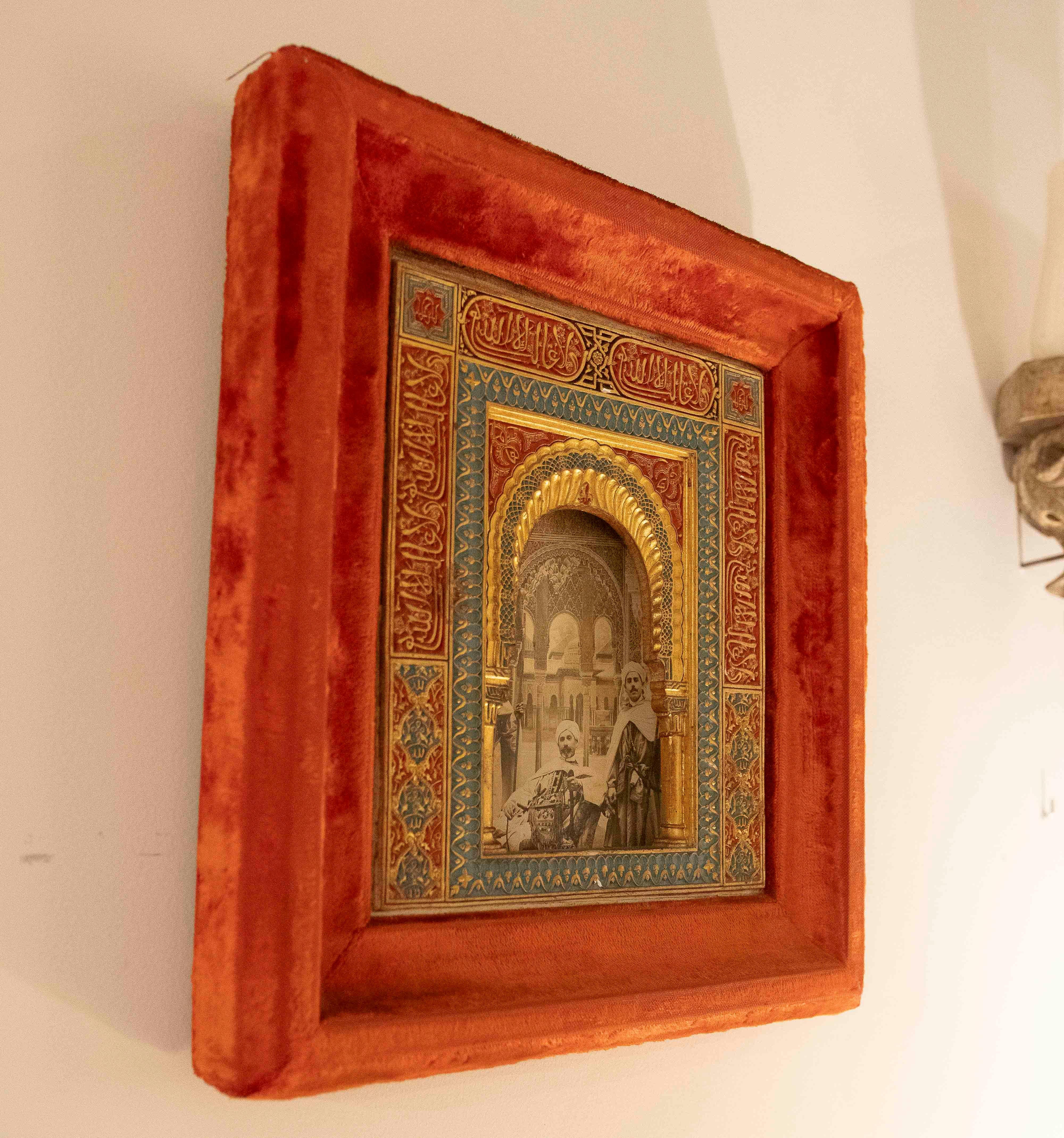 Modèle d'échelle arquée stuc peint à la main avec photo et cadre en velours en vente 2