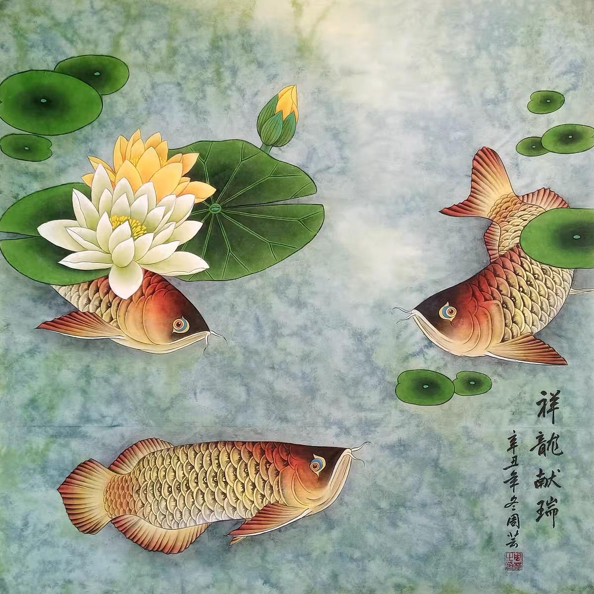Diese chinesische klassische Tusche Hand Malerei Auspicious Fische Lotusblumen ist mit sehr guter Bedeutung.

In der chinesischen Kultur symbolisieren Fische Reichtum, Wohlstand und Glück. Die Darstellung von anmutig schwimmenden Fischen auf dem