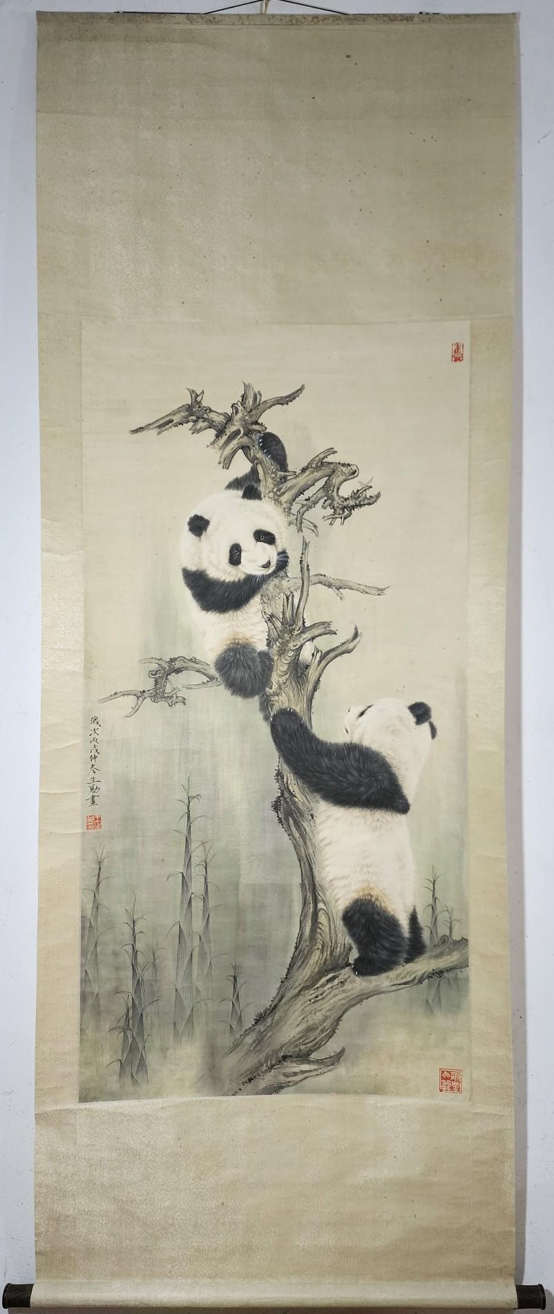 Dieses Handgemälde von zwei kletternden Pandas ist ein ganz besonderes Sammlerstück des berühmten chinesischen Künstlers Wang Shengyong 

Details zur Malerei:
MATERIAL: Papier
Format des Malpapiers: 68 cm Breite
135cm Höhe
Mit Ursprung in China
