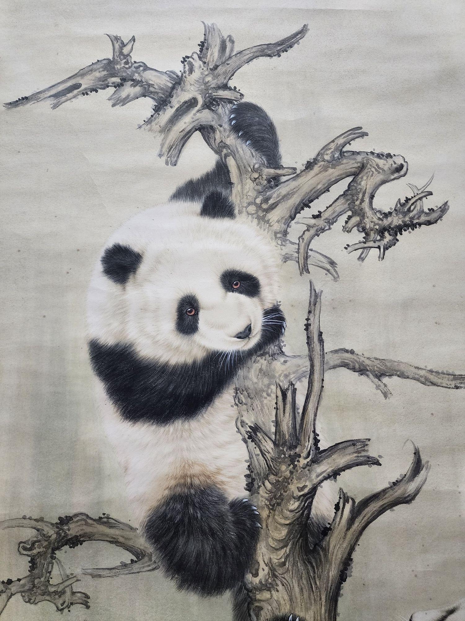 Handgemälde zweier kletternder Pandas des berühmten chinesischen Künstlers Wang Shengyong  (Chinesisch) im Angebot
