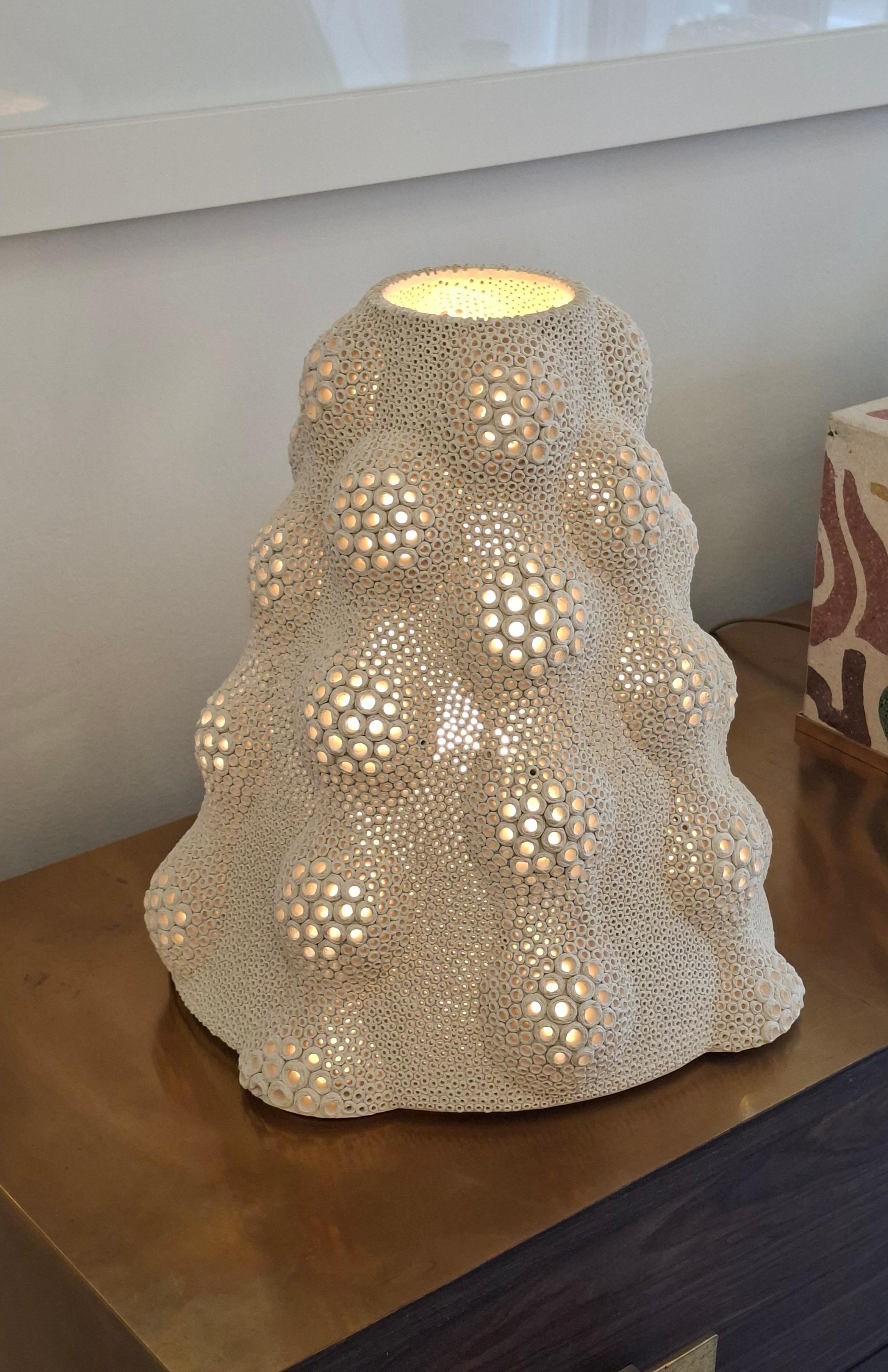 Lampe en céramique percée à la main formant un dôme, signée Gilles Caffier en vente 7