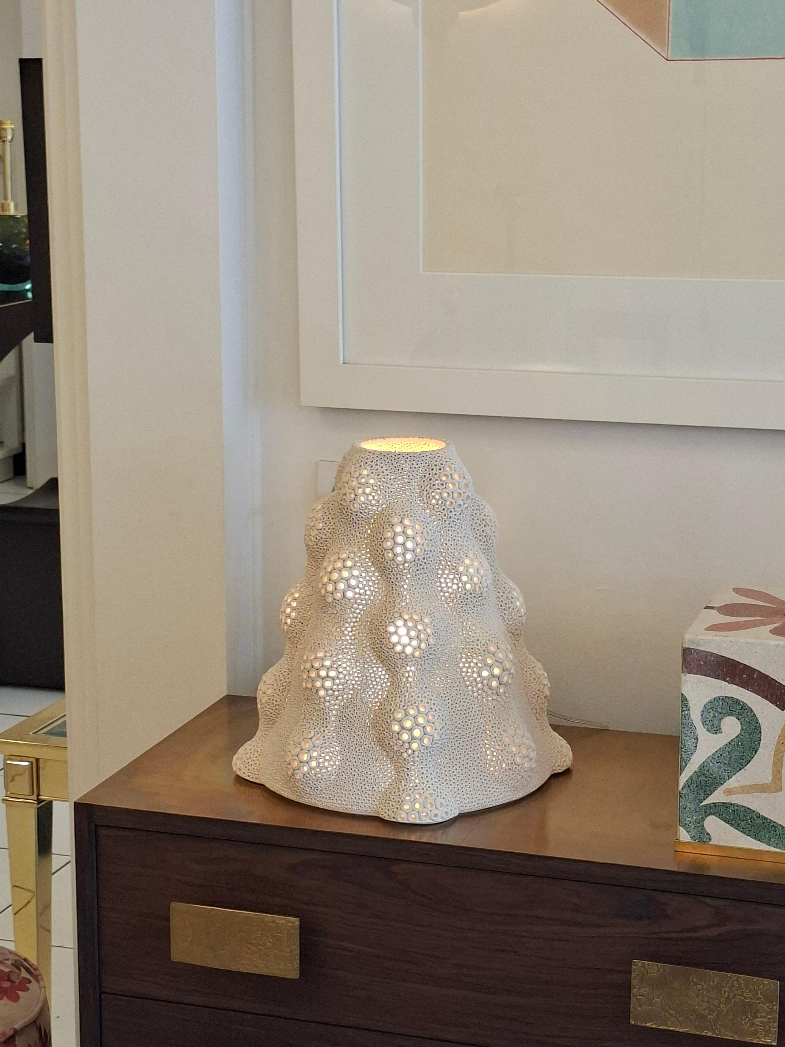 Lampe en céramique percée à la main formant un dôme, signée Gilles Caffier
Diam 30 x 33,5 H
Whiting
Electrifié, 2 pôles
Signature avec plaque Gilles Caffier Paris

