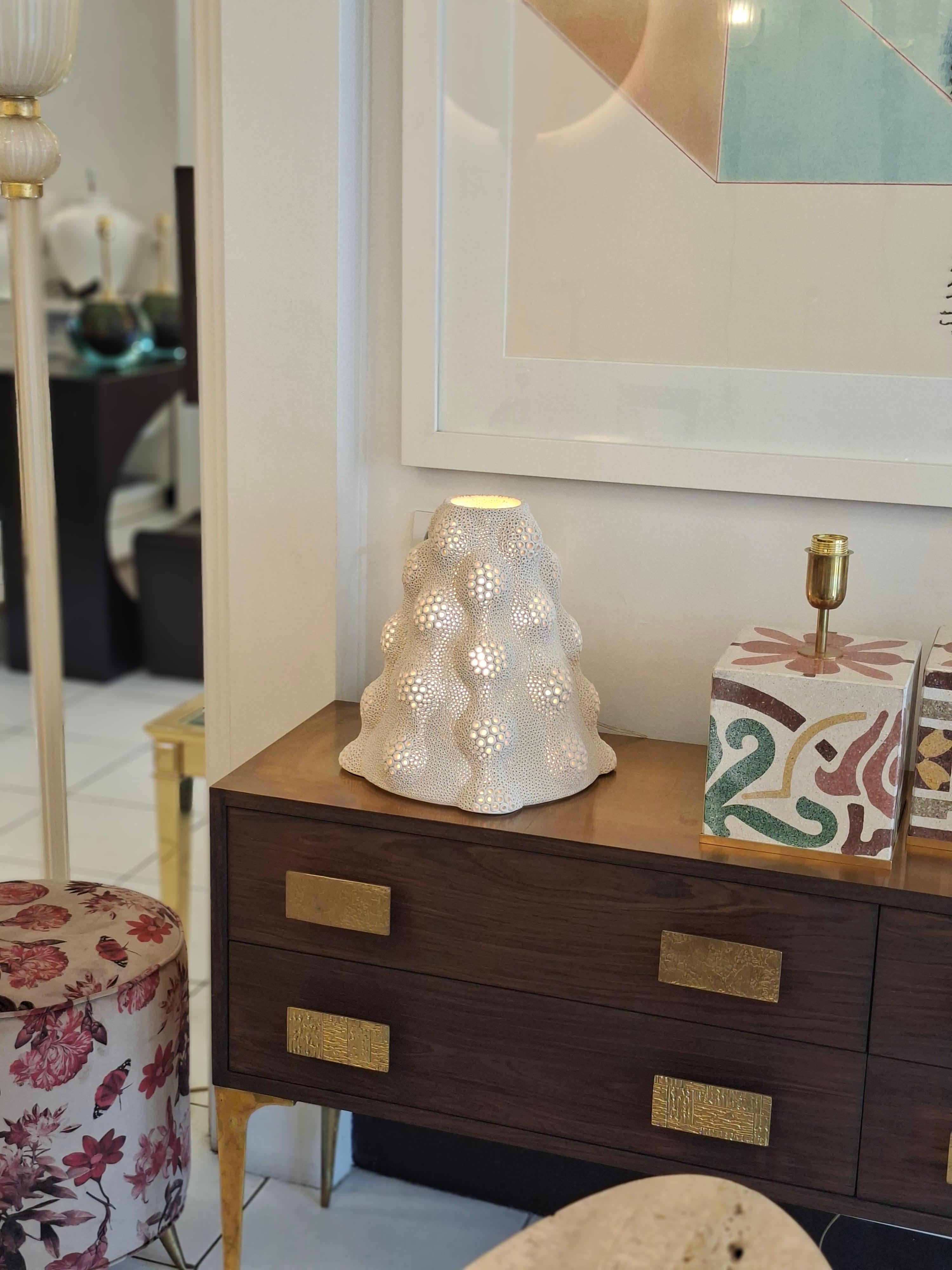 Français Lampe en céramique percée à la main formant un dôme, signée Gilles Caffier en vente
