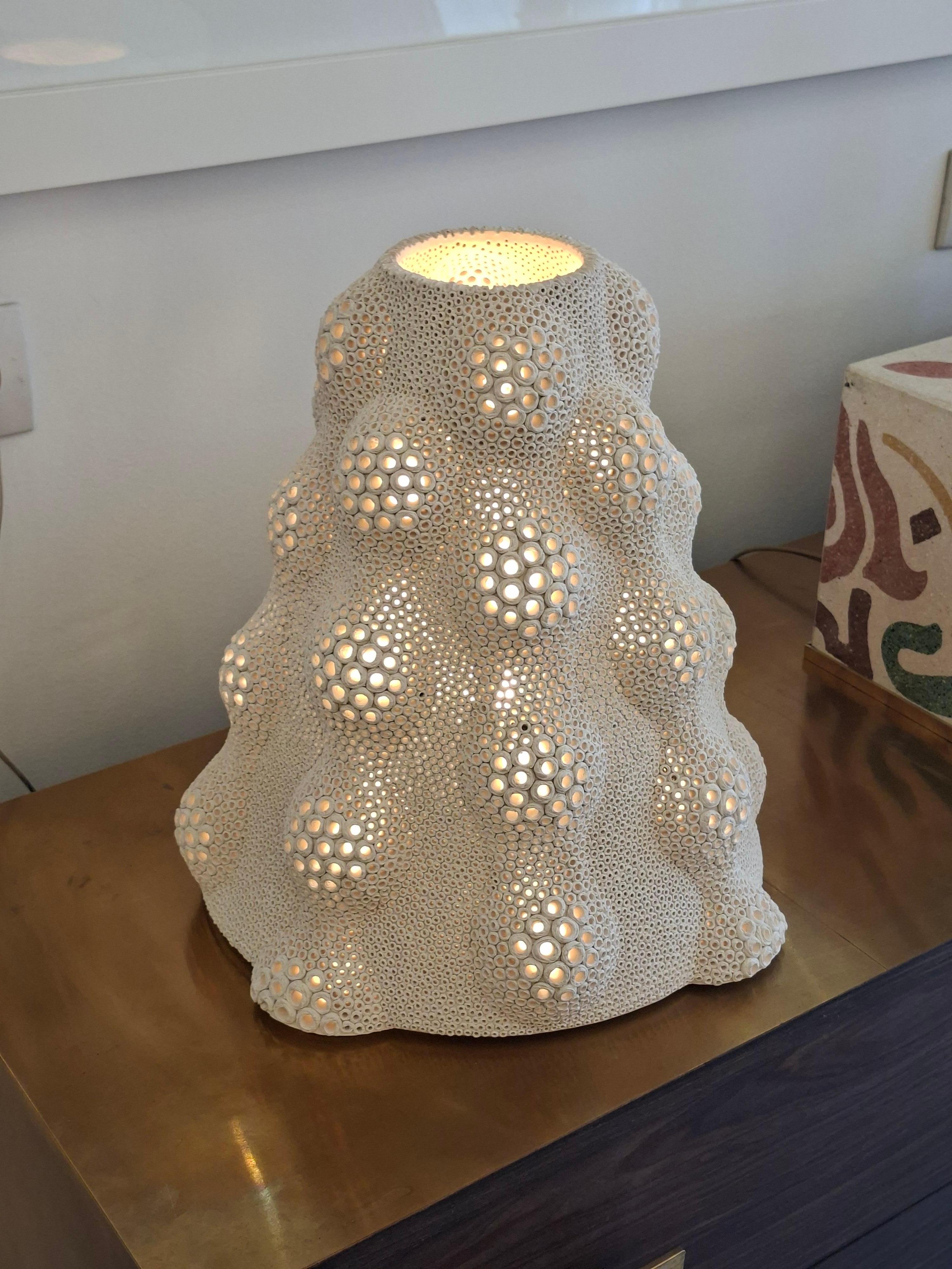 XXIe siècle et contemporain Lampe en céramique percée à la main formant un dôme, signée Gilles Caffier en vente