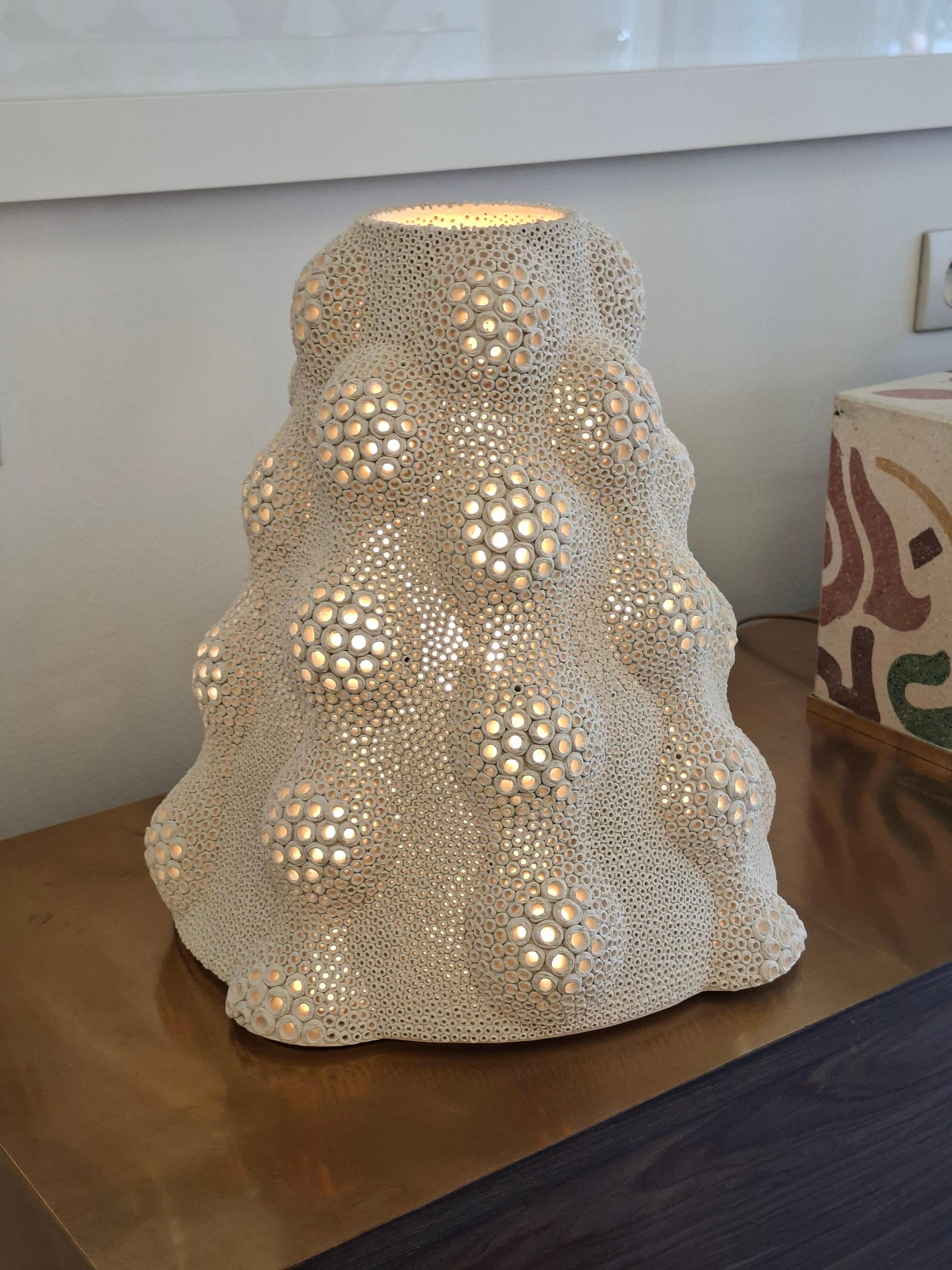 Céramique Lampe en céramique percée à la main formant un dôme, signée Gilles Caffier en vente
