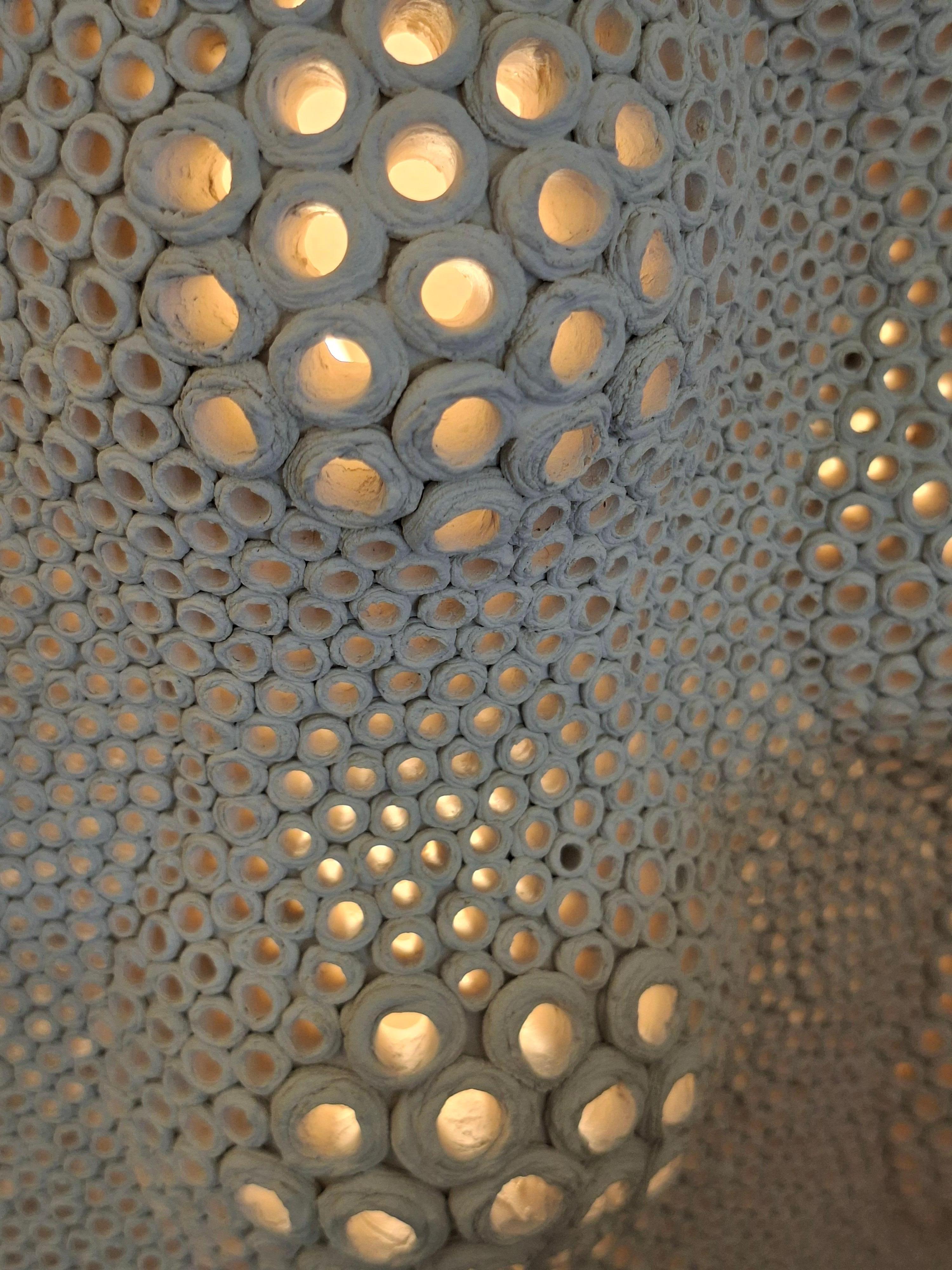 Lampe en céramique percée à la main formant un dôme, signée Gilles Caffier en vente 1