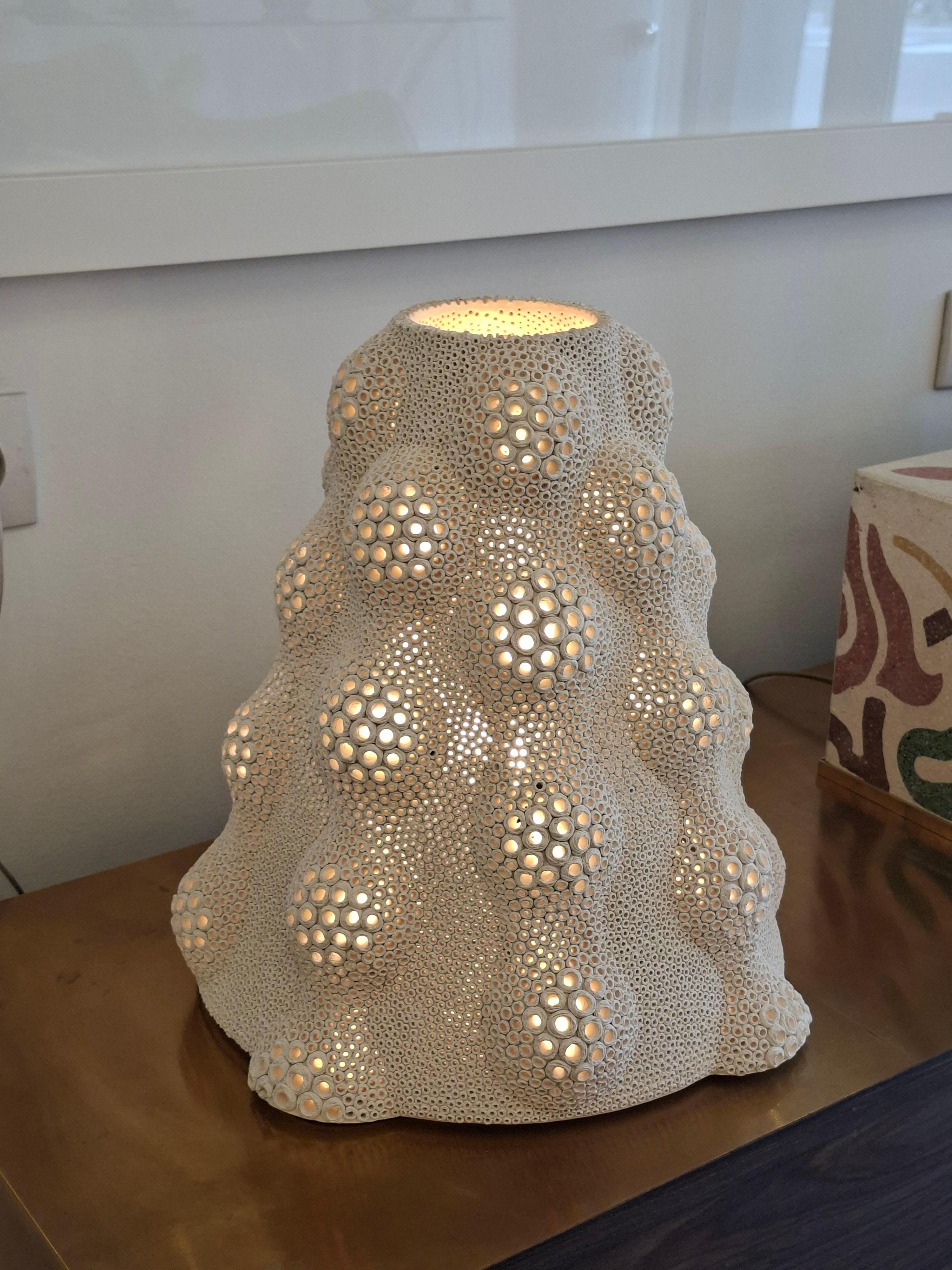 Lampe en céramique percée à la main formant un dôme, signée Gilles Caffier en vente 3