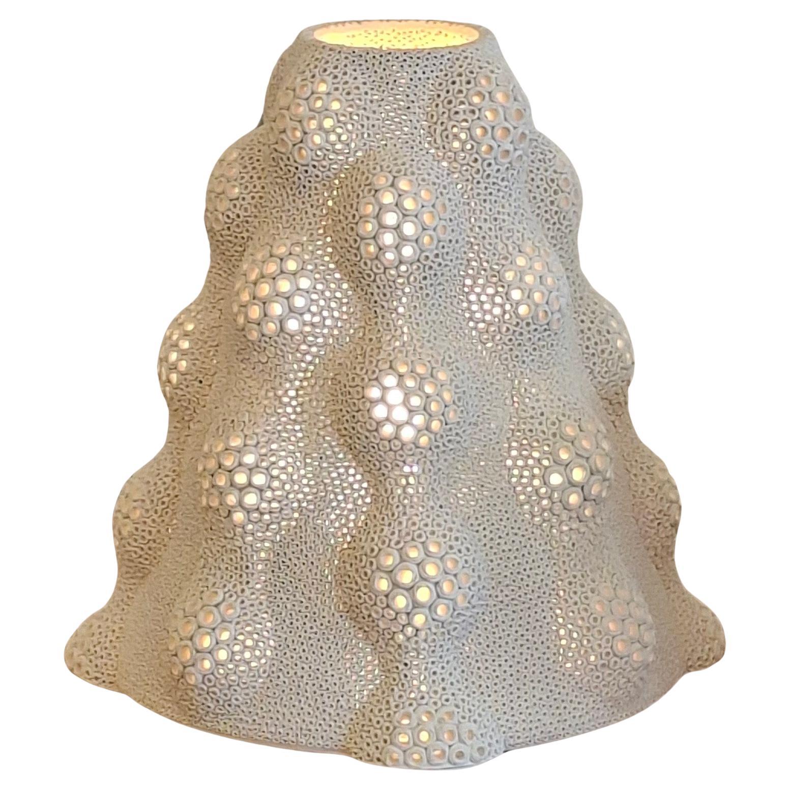 Lampe en céramique percée à la main formant un dôme, signée Gilles Caffier en vente