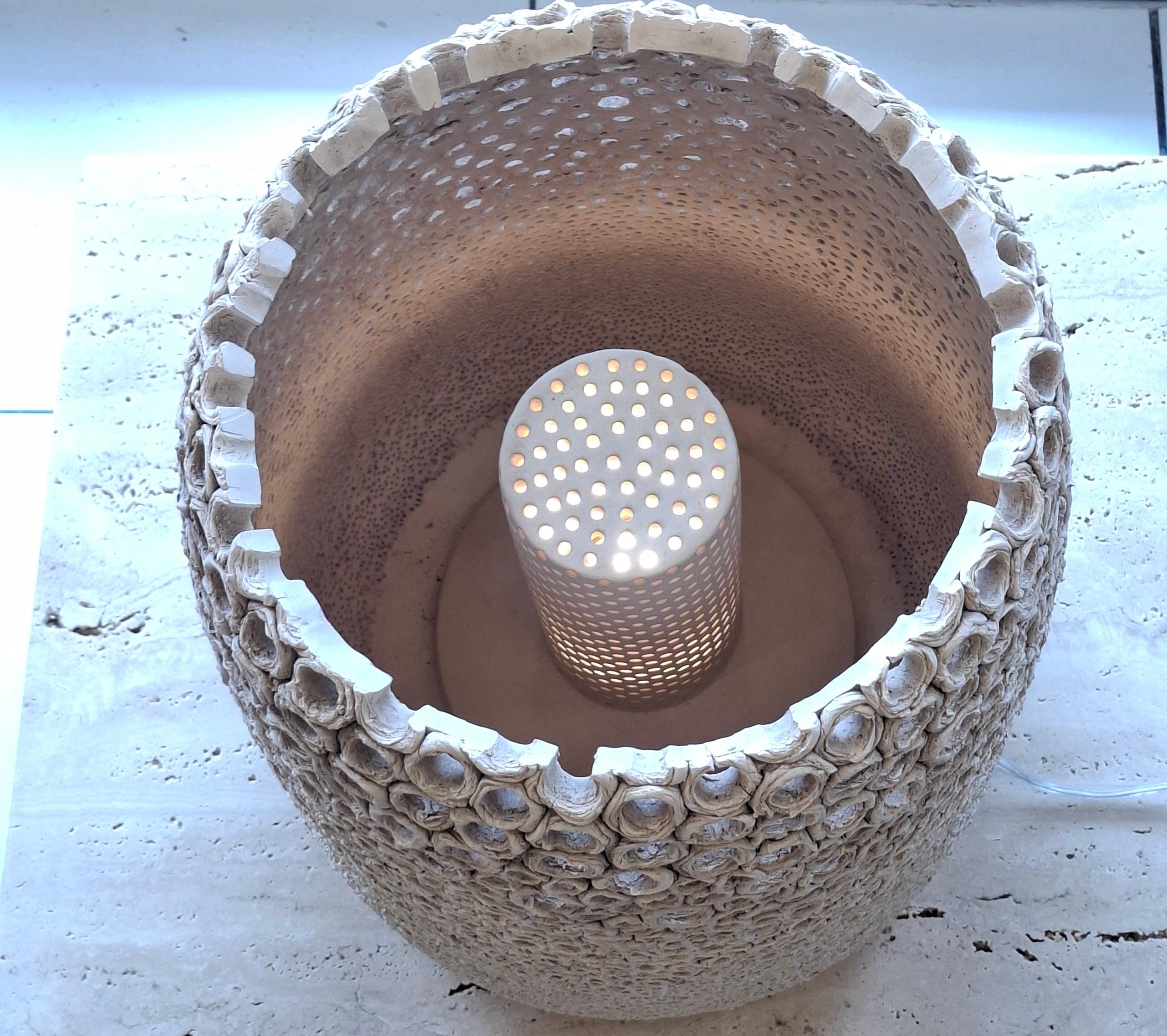 Lampe de table en céramique percée à la main par Gille Caffier, édition limitée en vente 1