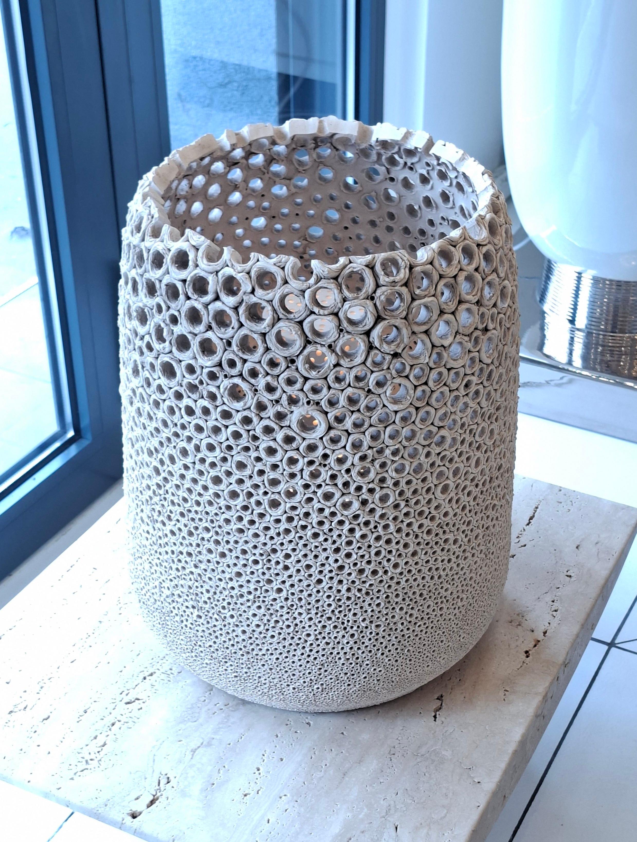 Lampe de table en céramique percée à la main par Gille Caffier, édition limitée en vente 3