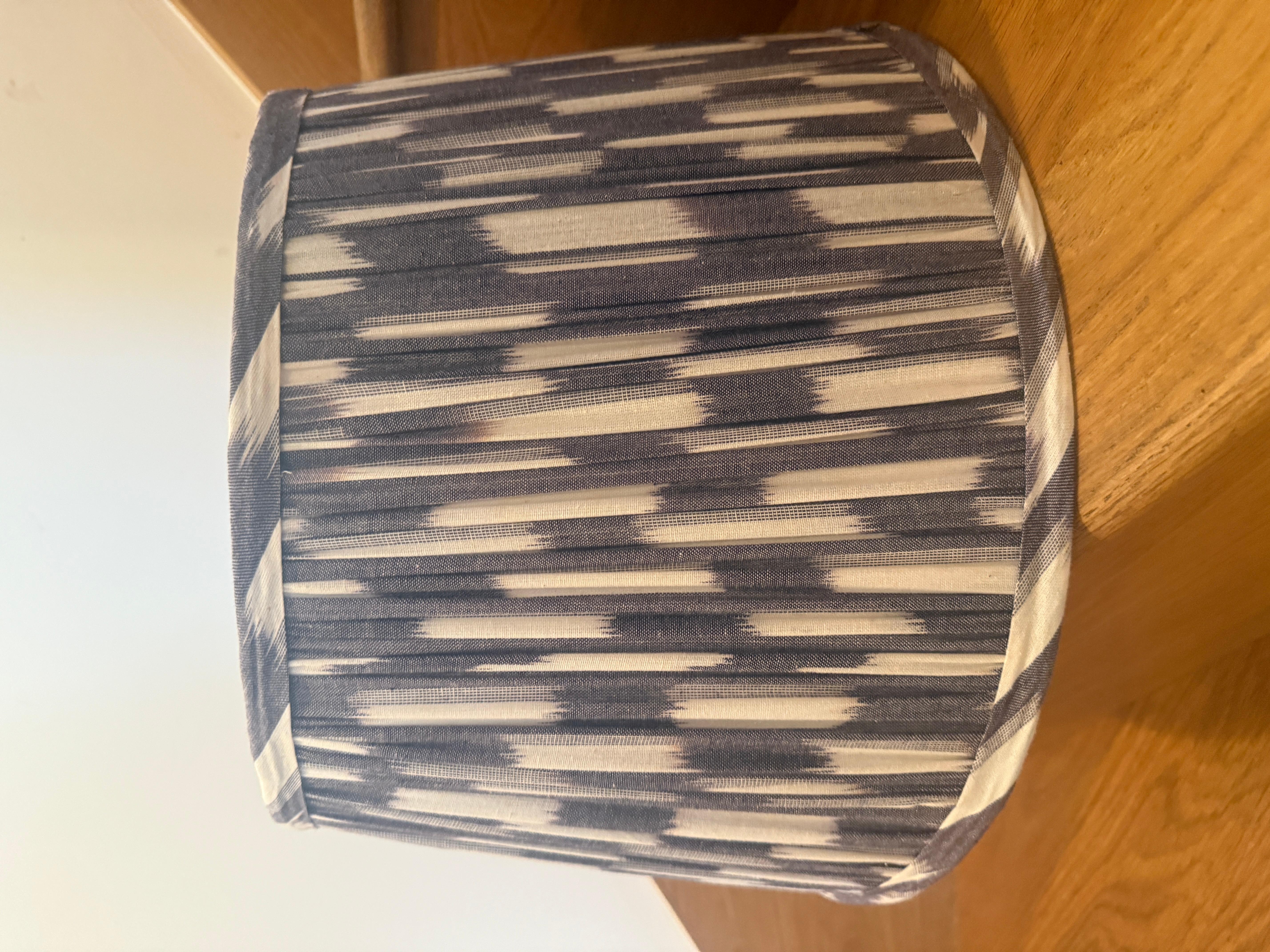 Indiano Paralume Ikat pieghettato a mano in misto lino indaco, 40 cm