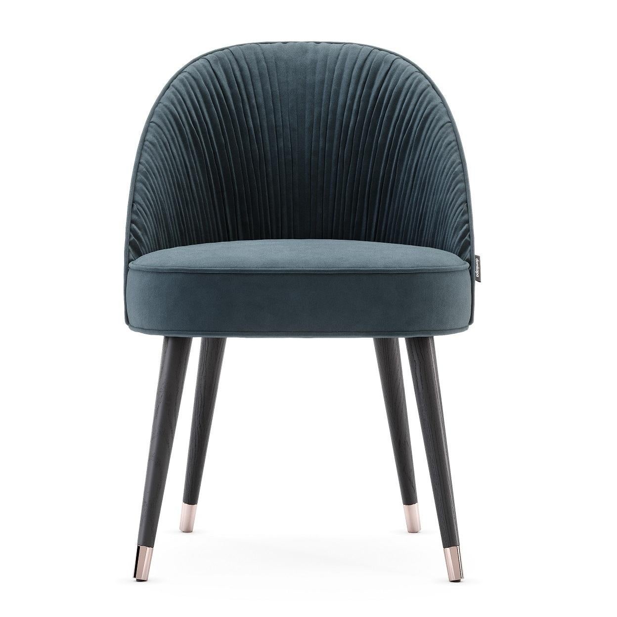 Les chaises de salle à manger contemporaines présentent un design stimulant, car elles combinent élégamment des techniques de couture faites à la main, du bois et du métal. Leurs formes sont inspirées de la couture française unique et chaque détail