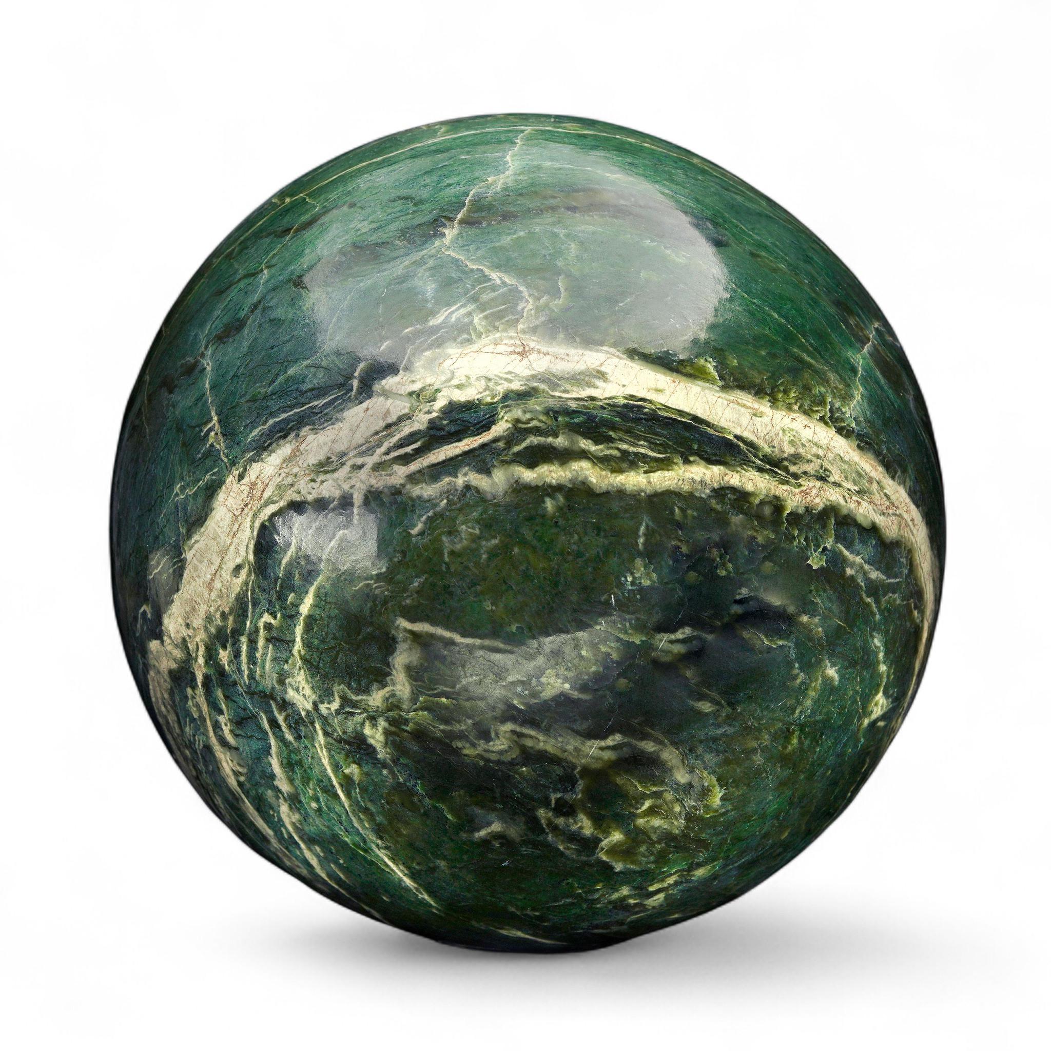 Sfera di giada lucidata a mano - 65 Lb. in vendita 3