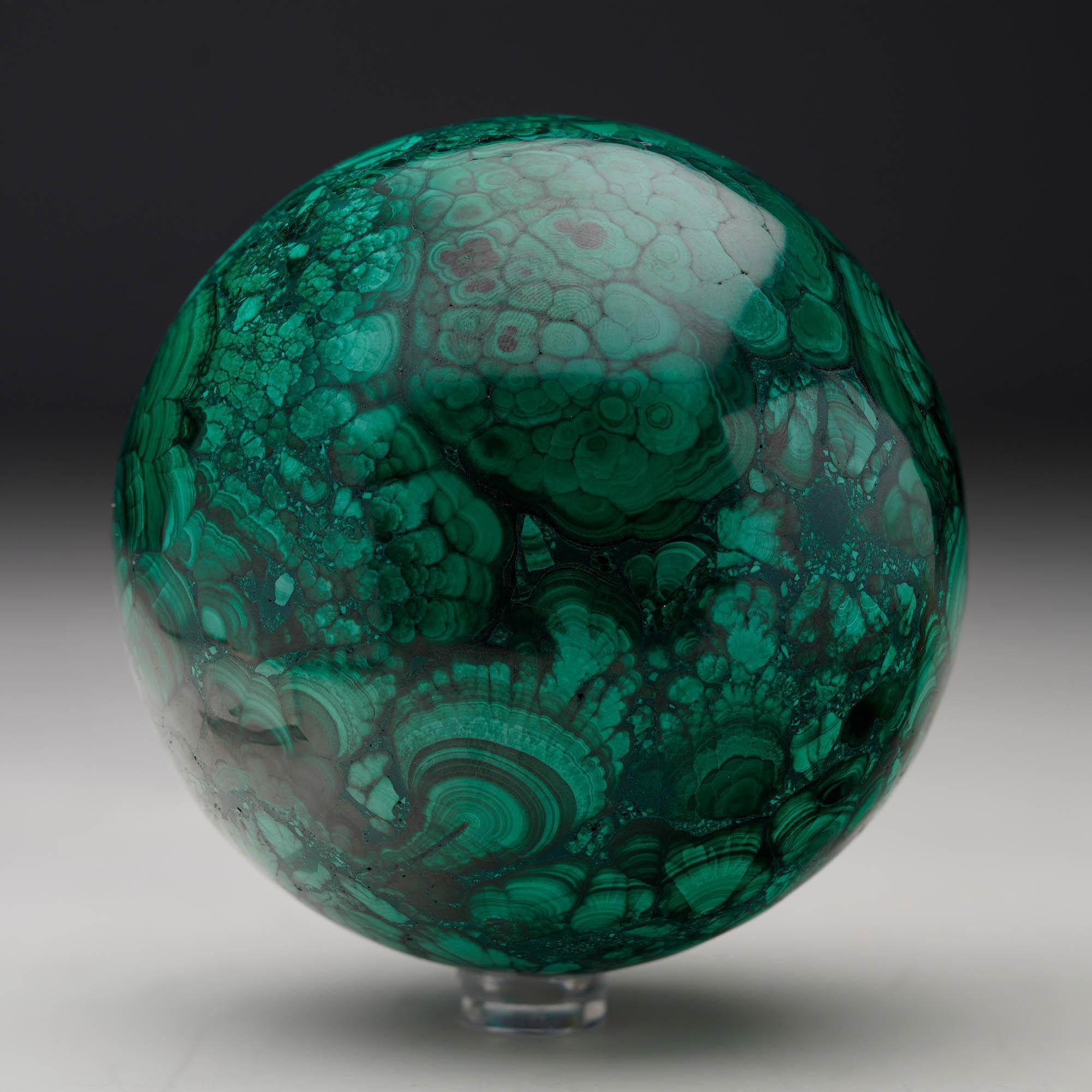 Sculpté à la main Sphère de malachite solide polie à la main // 2.88 Lb. en vente