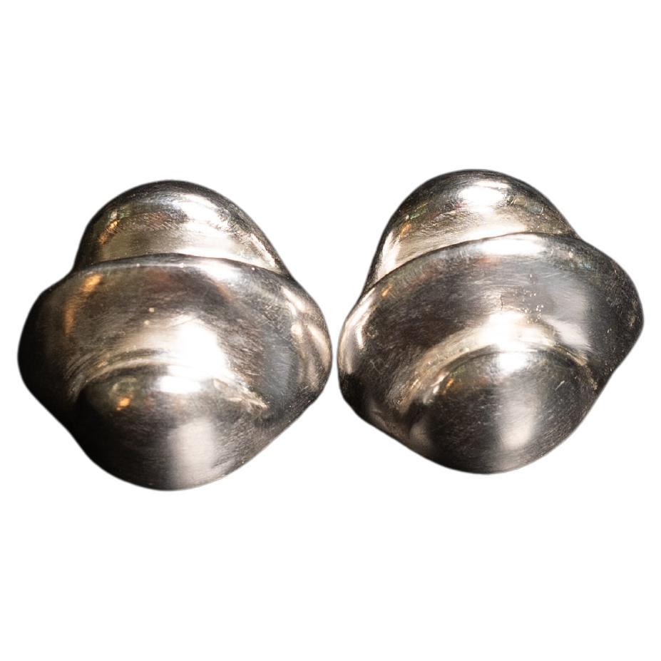 What is repousse jewelry?