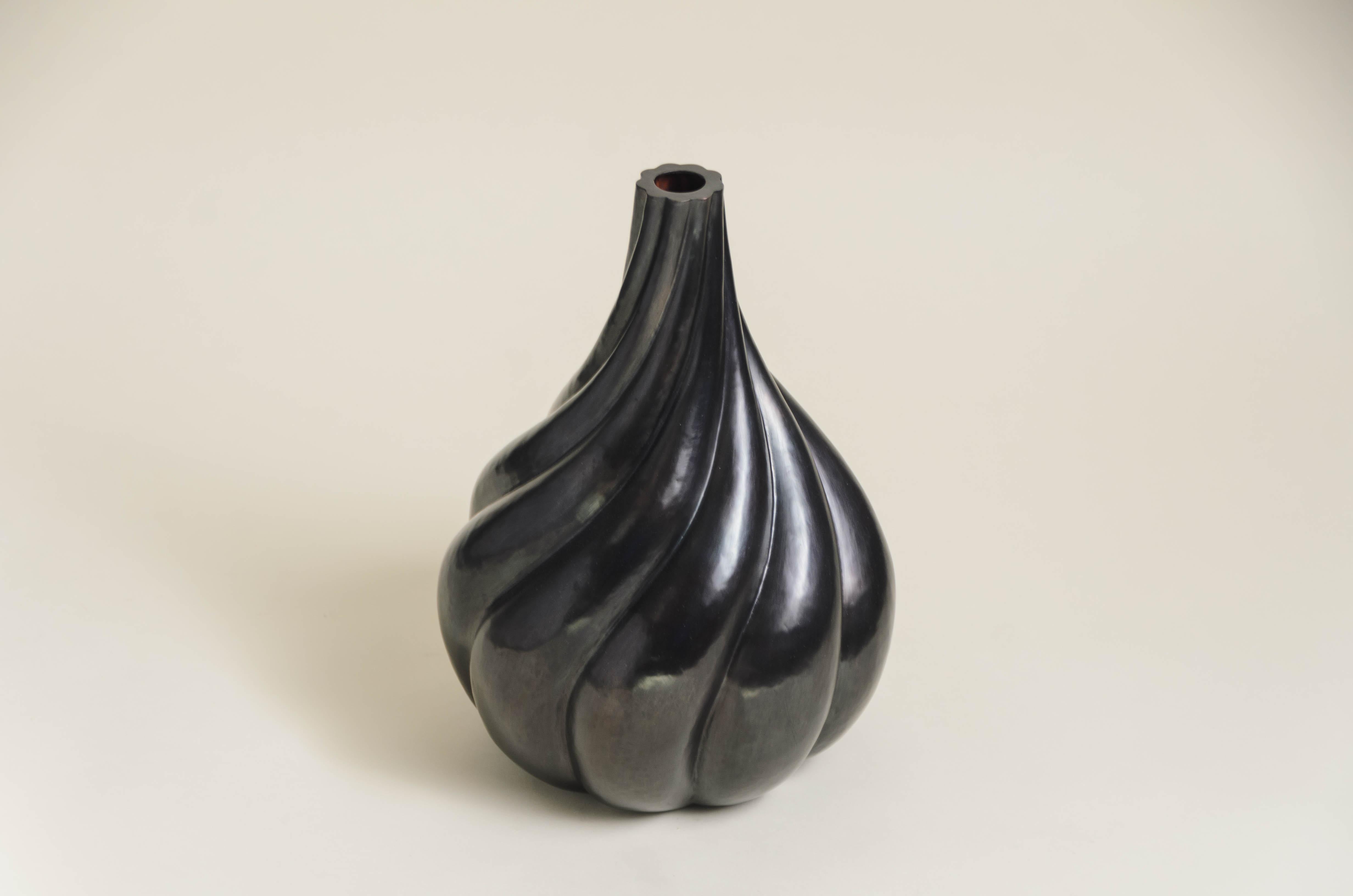 Vase en forme de tourbillon
Noir Cuivre
Repoussé à la main
Édition limitée
Contemporain
Chaque pièce est fabriquée individuellement et est unique. 

Le repoussé est l'art traditionnel qui consiste à marteler à la main un relief décoratif sur une