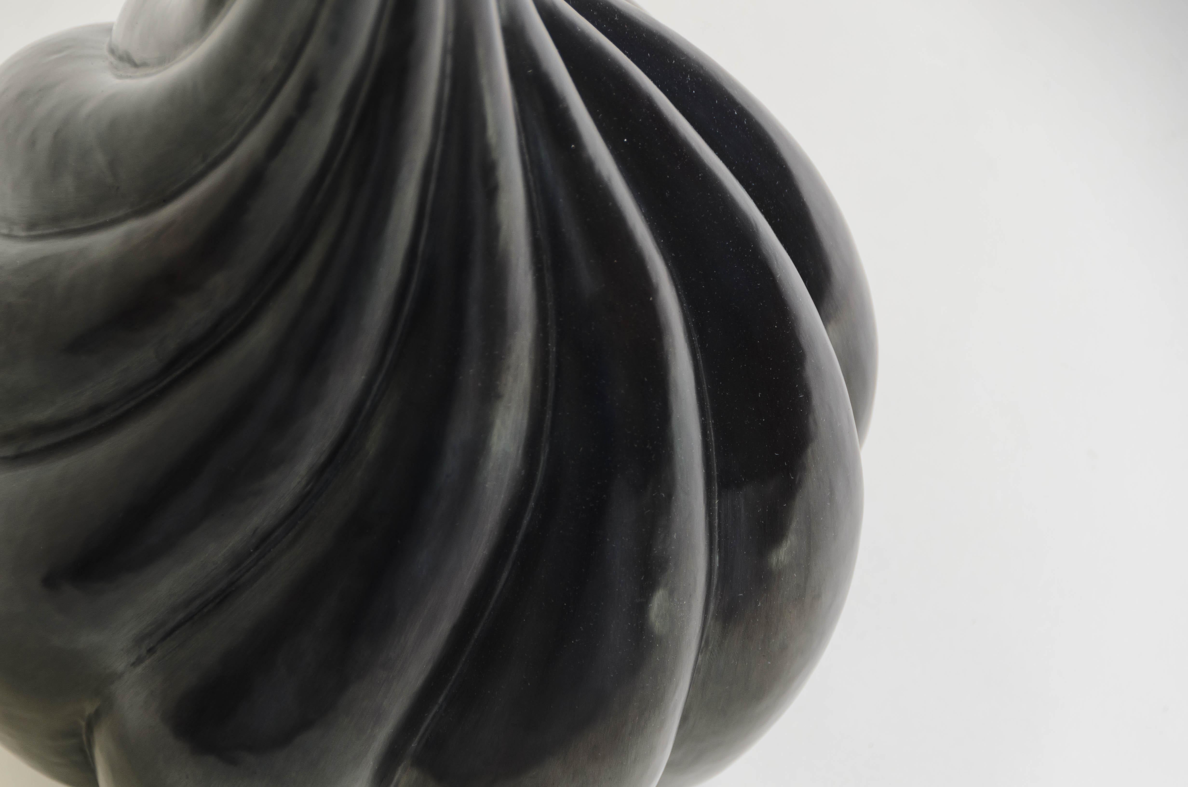 Repoussé Vase en cuivre noir repoussé à la main par Robert Kuo, Contemporain en vente