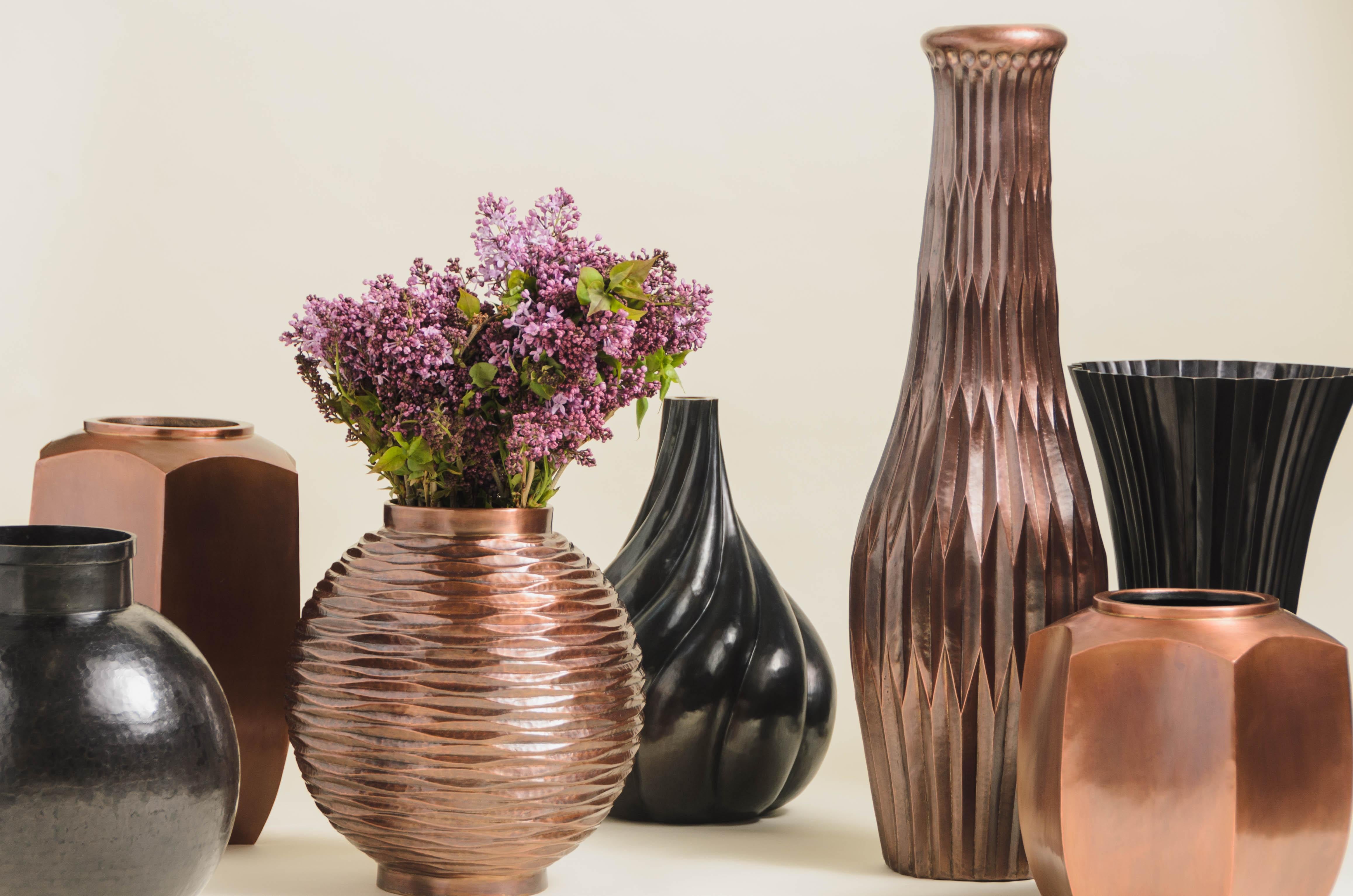 XXIe siècle et contemporain Vase en cuivre noir repoussé à la main par Robert Kuo, Contemporain en vente
