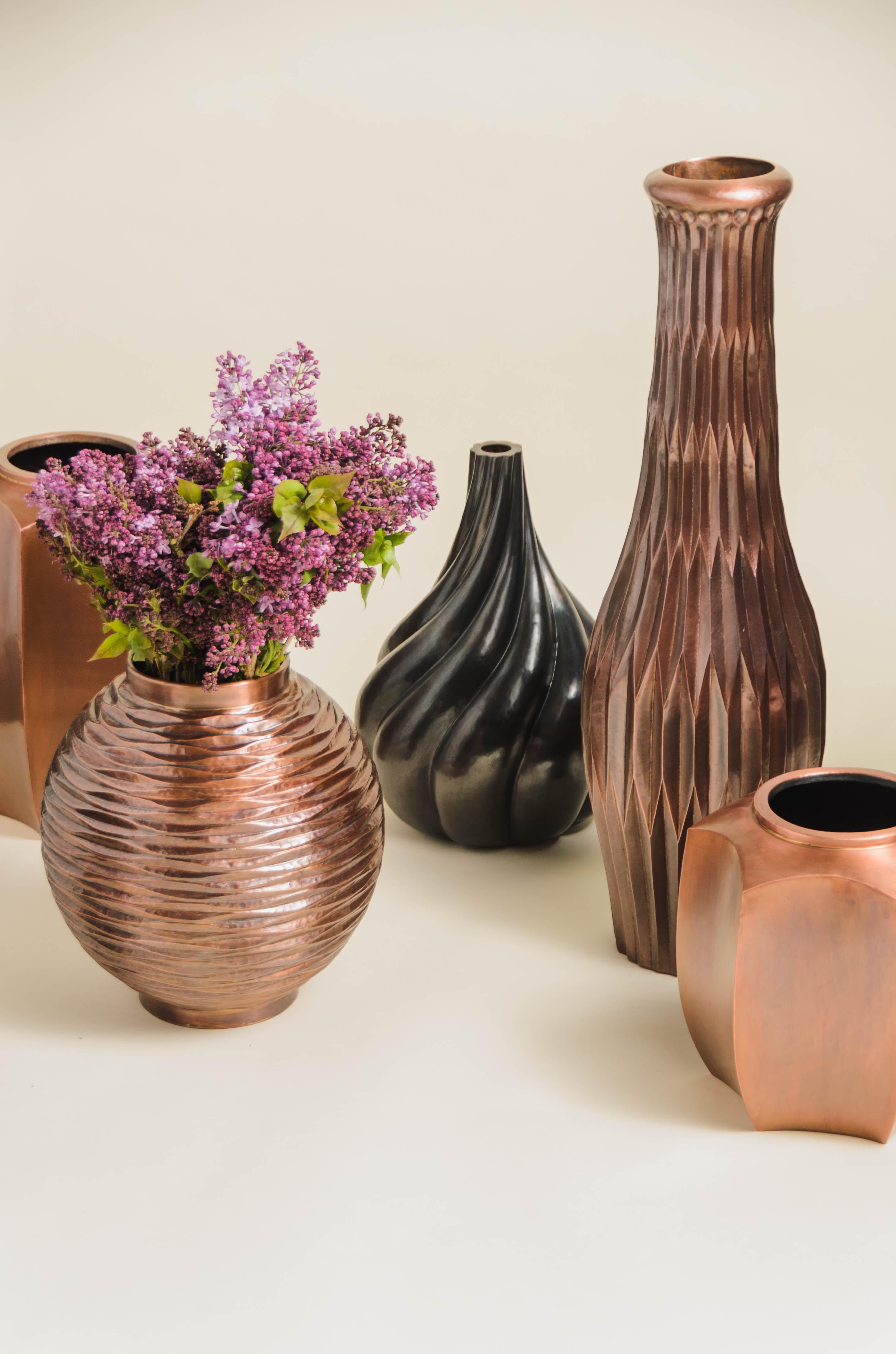 Cuivre Vase en cuivre noir repoussé à la main par Robert Kuo, Contemporain en vente