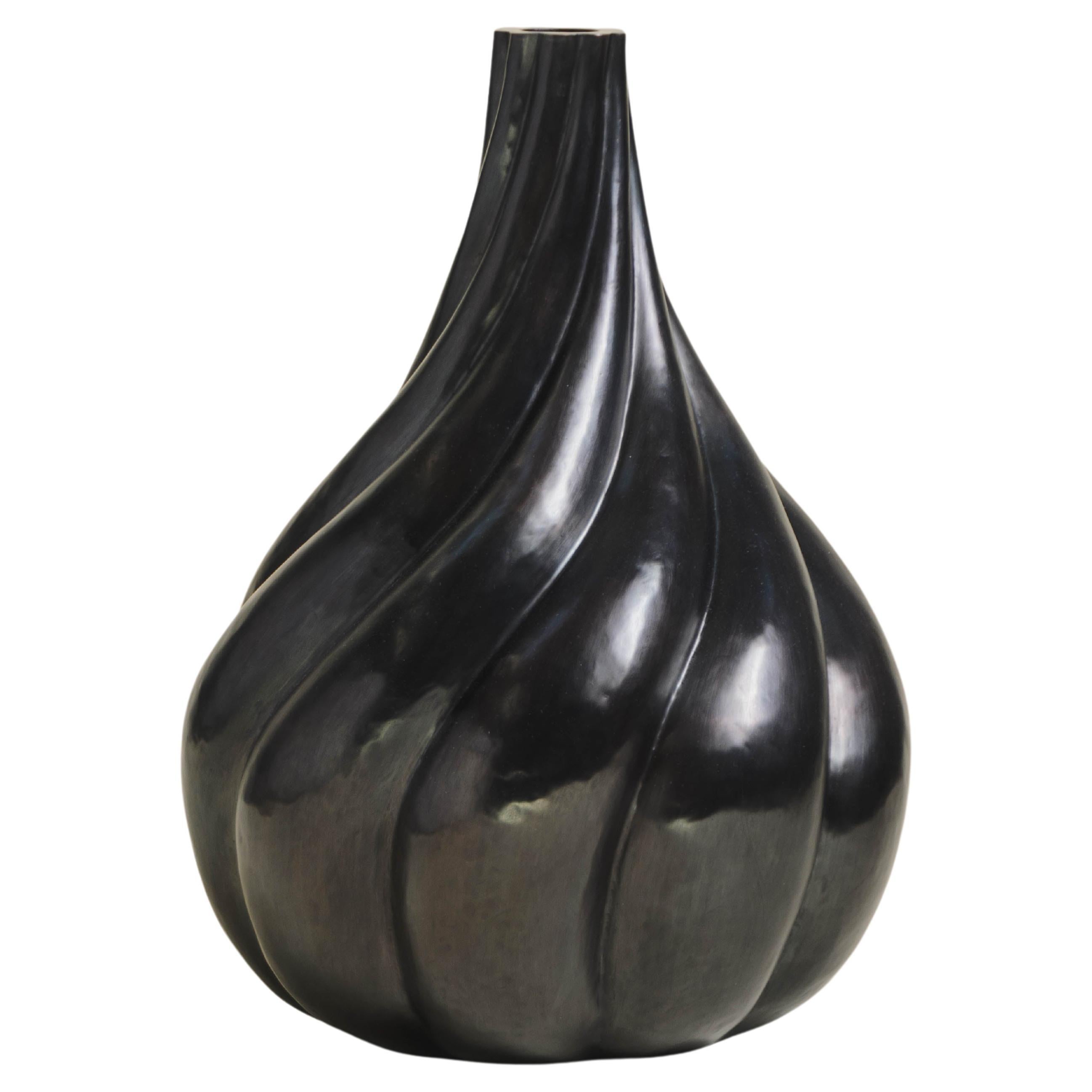 Vase en cuivre noir repoussé à la main par Robert Kuo, Contemporain