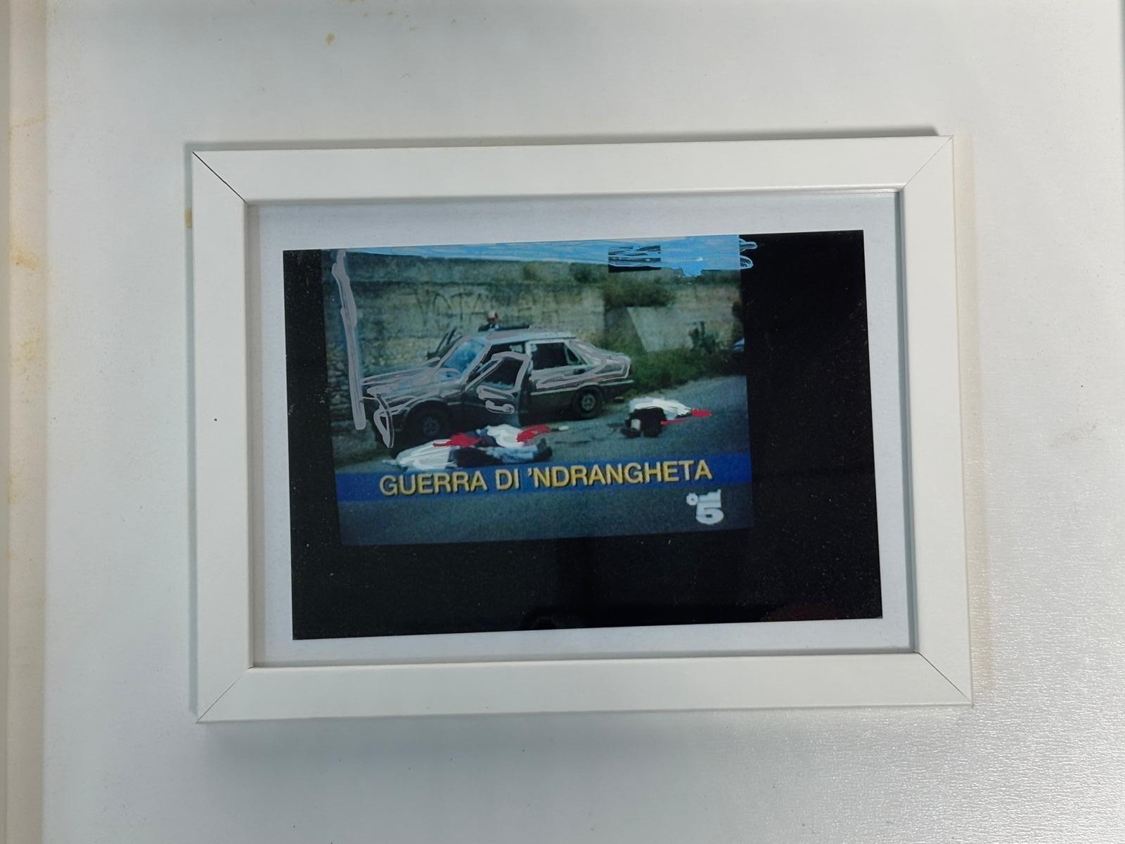 Ohne Titel Mischtechnik auf Fotografie von Mario Schifano aus den Jahren 1990-97.
Inschrift auf der Rückseite: Unterschrift 