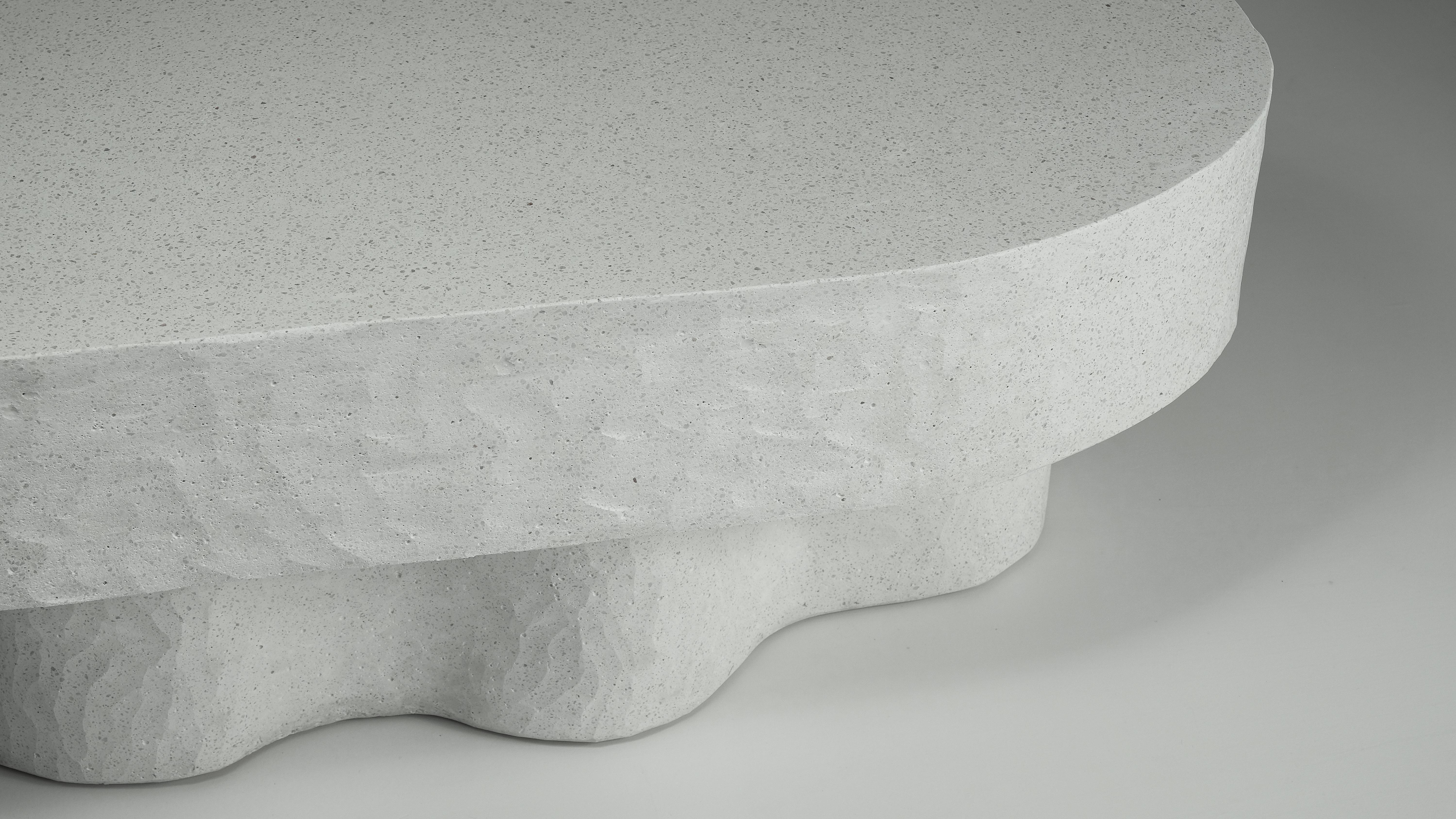 Organique Banc/table MÉDUSA sculpté à la main en pierre moulée blanche d'Alentes Atelier en vente