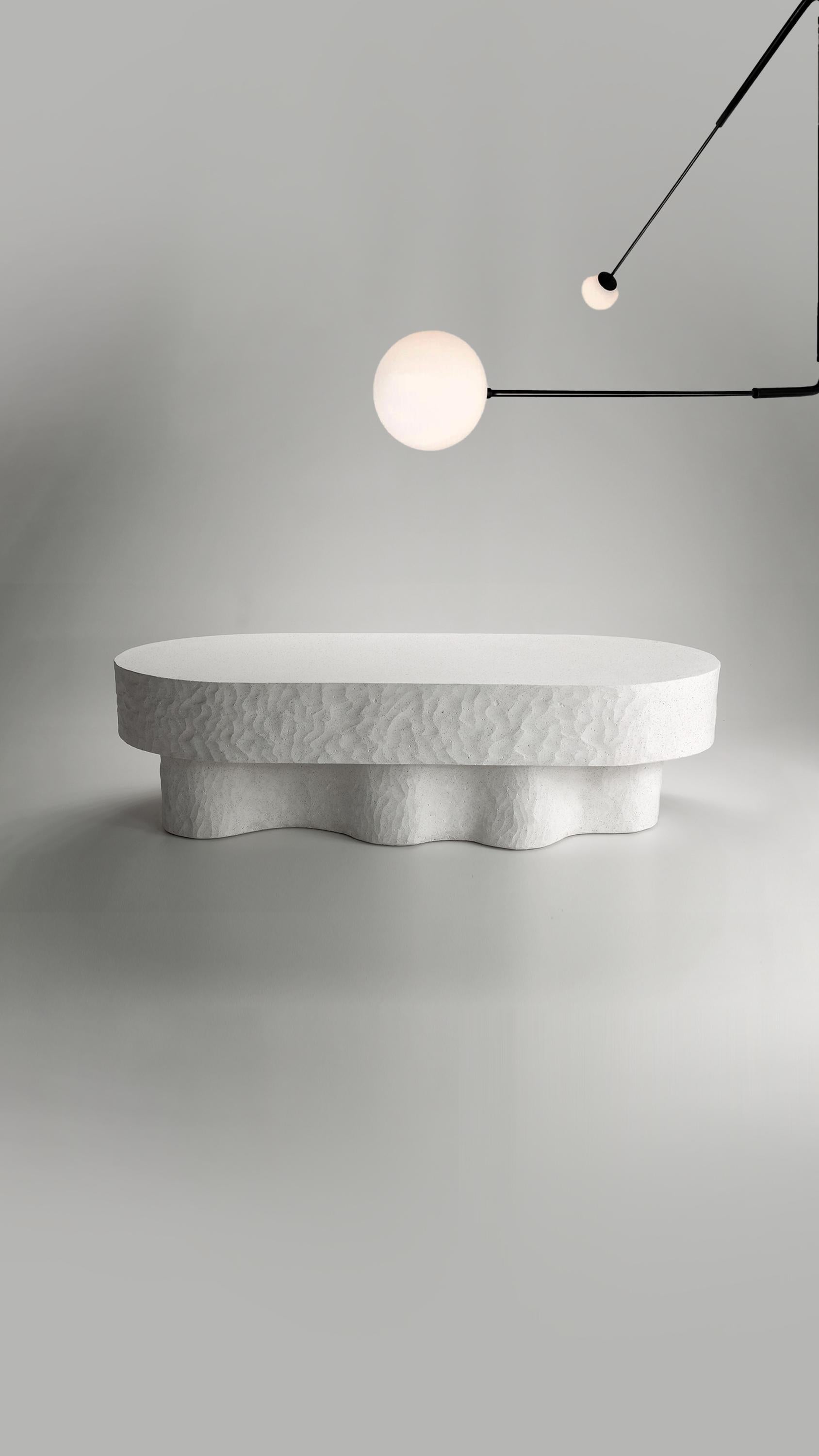 Grec Banc/table MÉDUSA sculpté à la main en pierre moulée blanche d'Alentes Atelier en vente