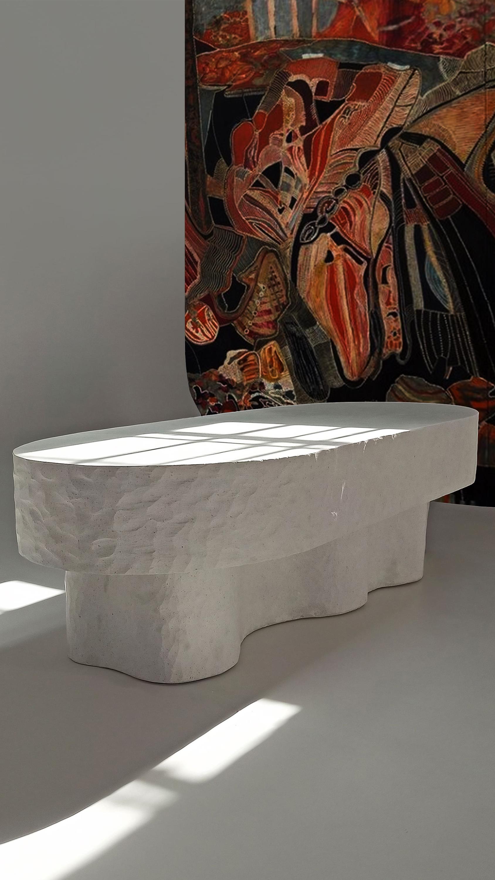 Banc/table MÉDUSA sculpté à la main en pierre moulée blanche d'Alentes Atelier Neuf - En vente à PALEA FOKEA, ATTIKI