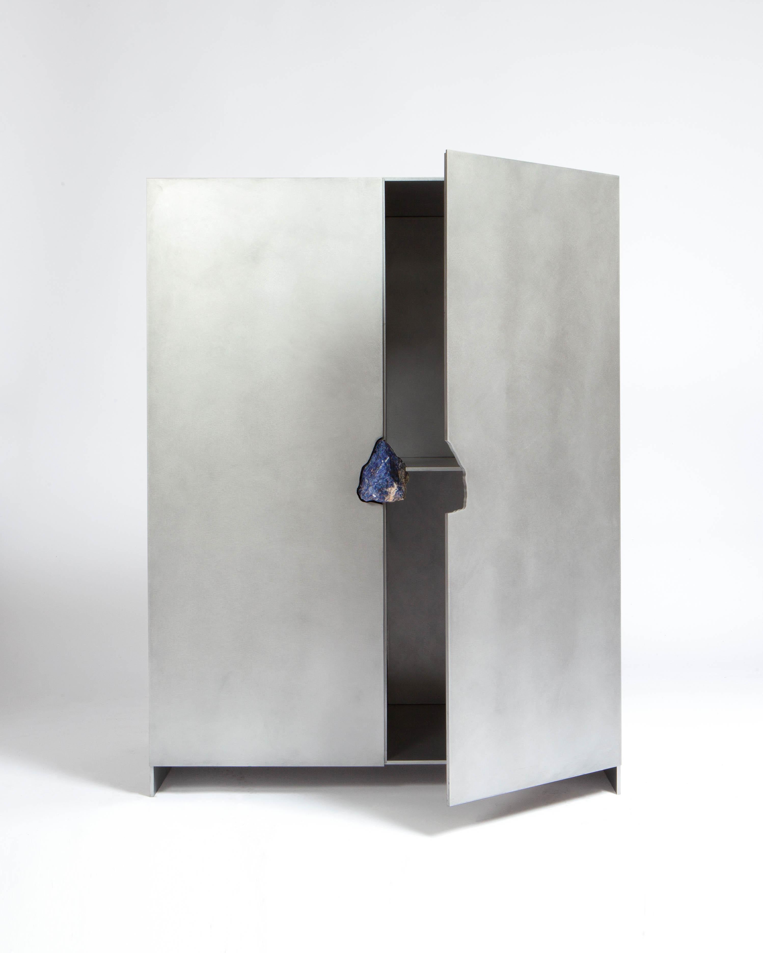 Hand-sculpted cabinet with original Lapis Lazuli - Pierre De Valck.
Cabinet with stone (Lapis Lazuli).
Oxidized and waxed aluminium-unique and signed.
Measures: 75 x 46 x 96 cm.
Medium sized cabinet with two hinged doors and four shelves.