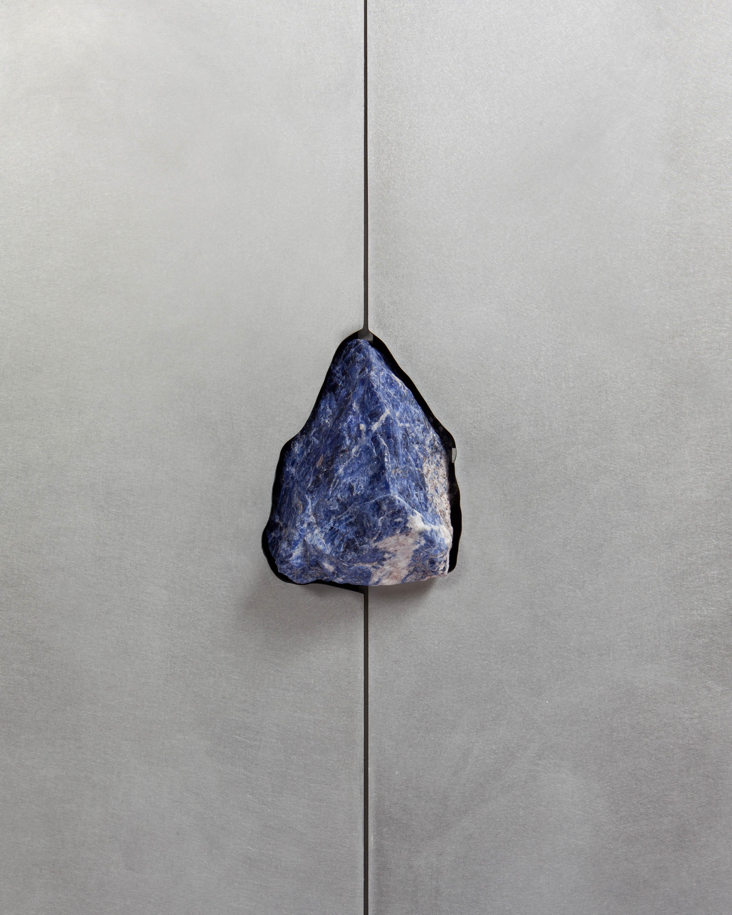 Armario redondo único esculpido a mano con piedra natural de colores, Pierre De Valck Belga en venta