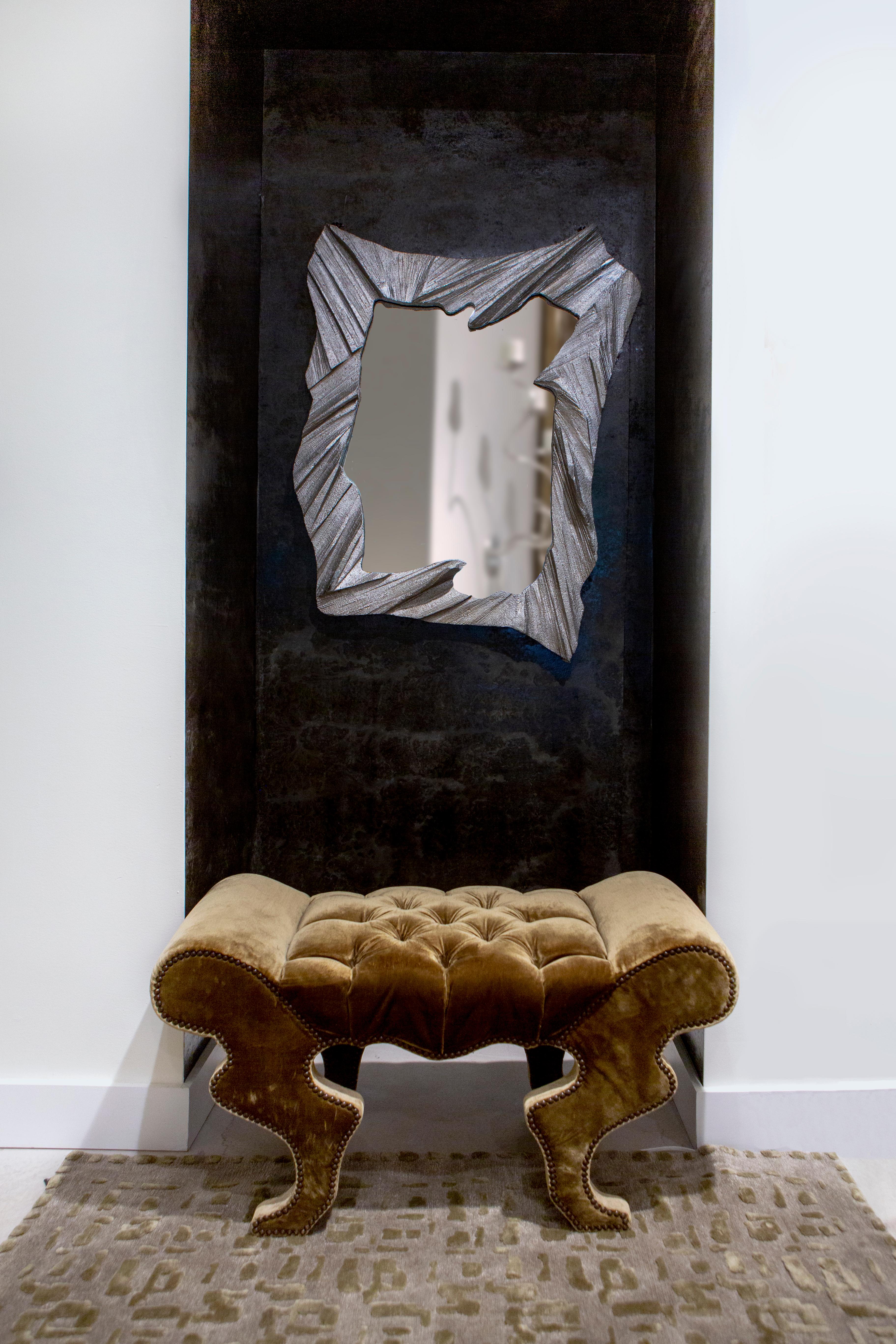 Le miroir Mannara est un reflet sculptural de l'élégance de la nature. Fabriqué en exclusivité, ce miroir unique en son genre est coulé individuellement en aluminium selon une technique développée uniquement par le Studio.

Le processus commence par