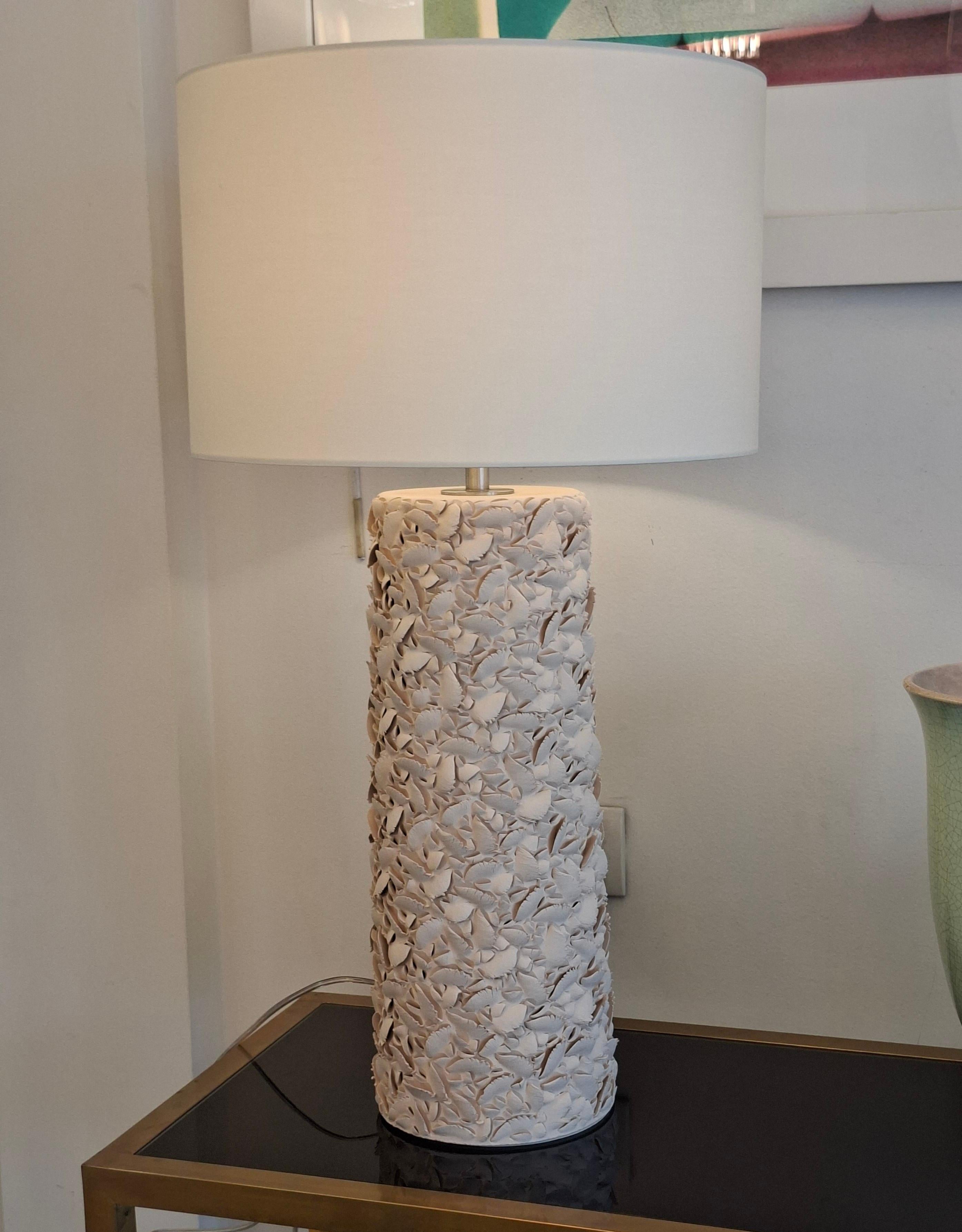 Lampe en céramique sculptée à la main, par Gilles Caffier
 signé, daté et numéroté /60
Diamètre de l'abat-jour 37,5 x 23
Lampe 16,5 x 44
Diamètre total 37,5 x 65,5
Whiting
2013
42/60
Electrifié, 2 pôles
Signature manuscrite
