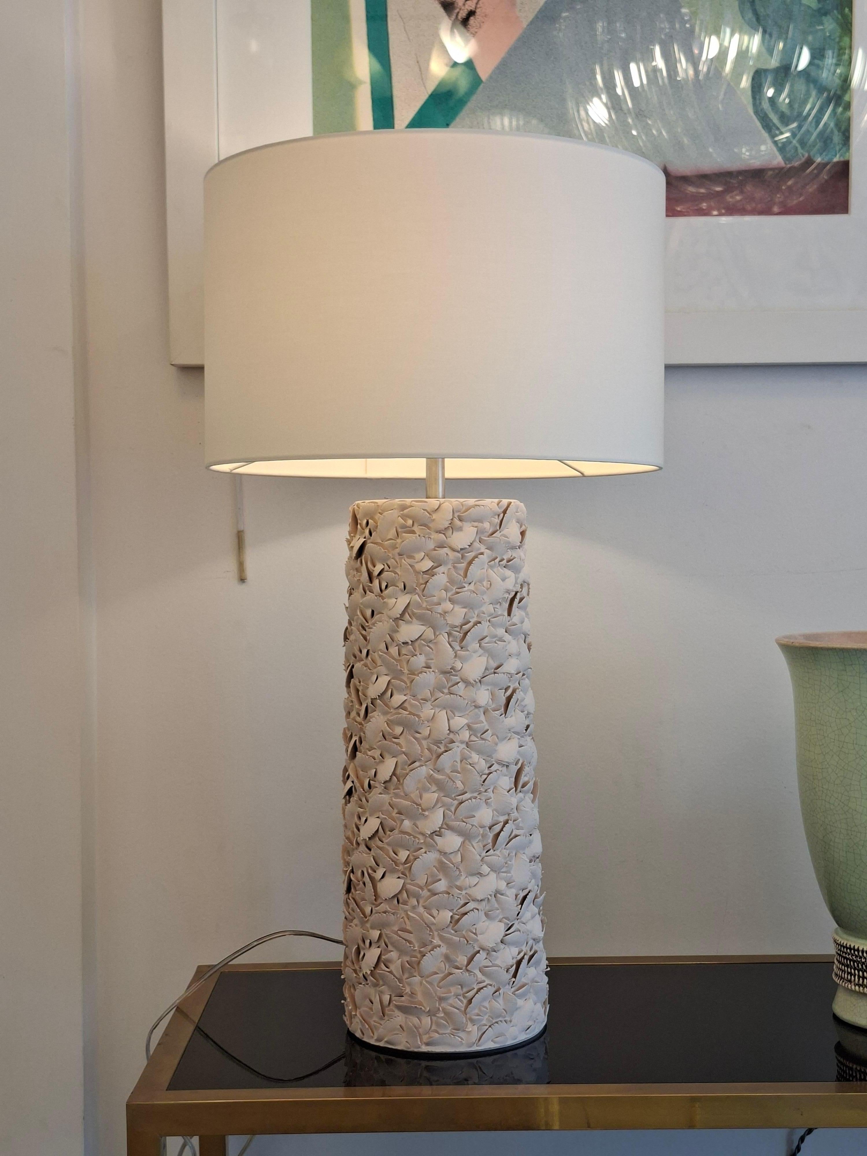 Céramique Lampe en céramique sculptée à la main, par Gilles Caffier, édition limitée en vente