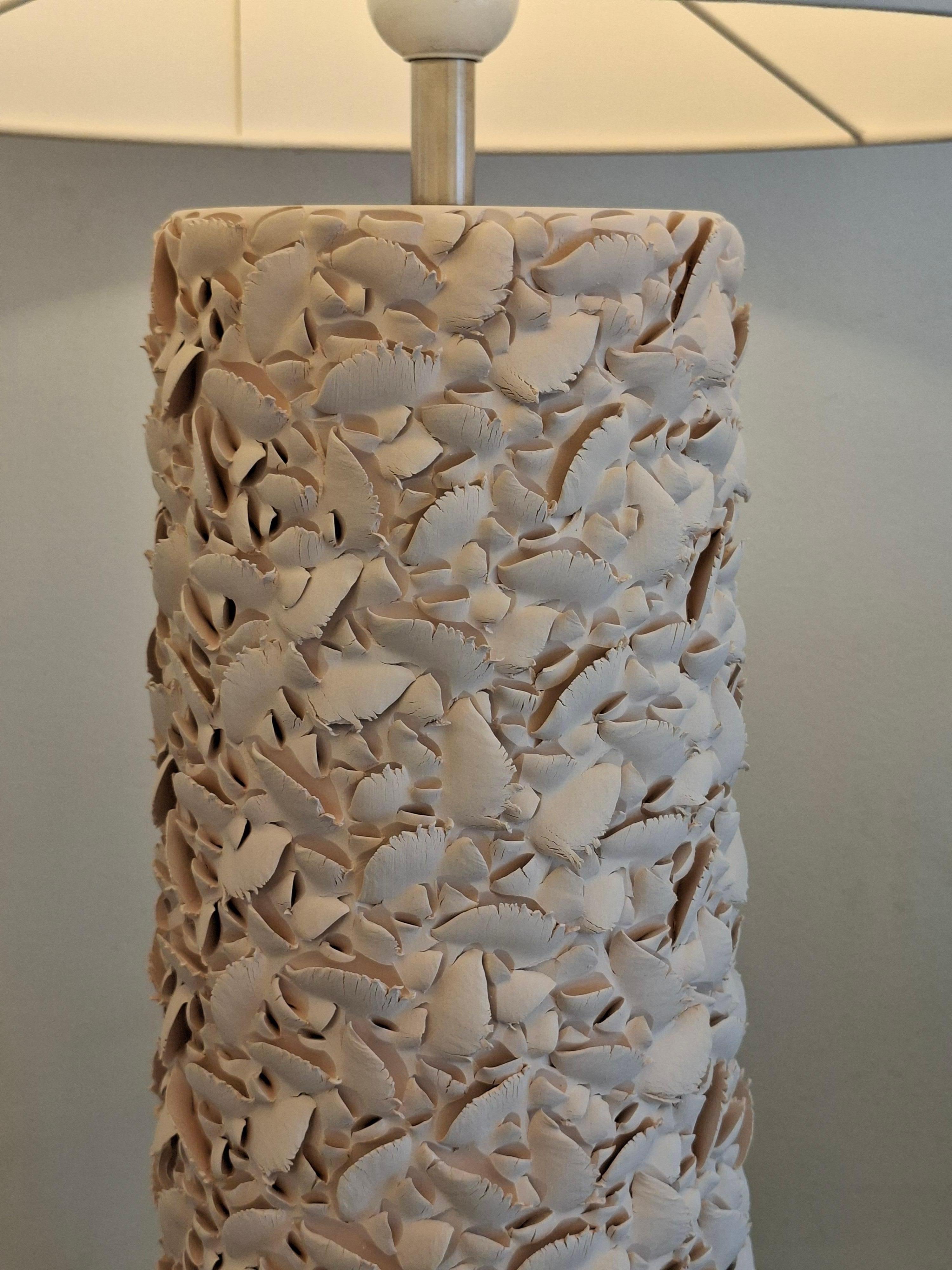 Lampe en céramique sculptée à la main, par Gilles Caffier, édition limitée en vente 1