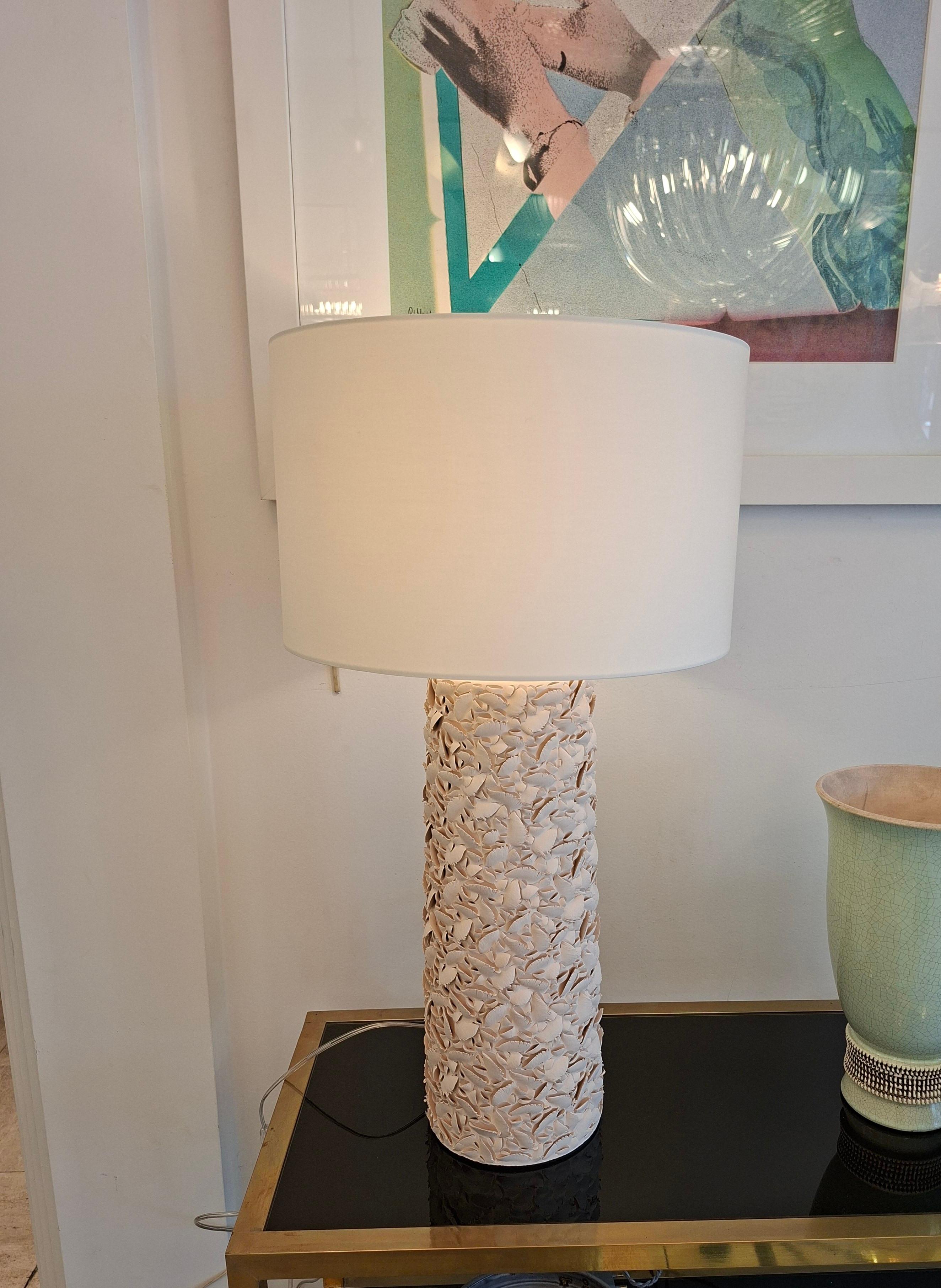Lampe en céramique sculptée à la main, par Gilles Caffier, édition limitée en vente 2
