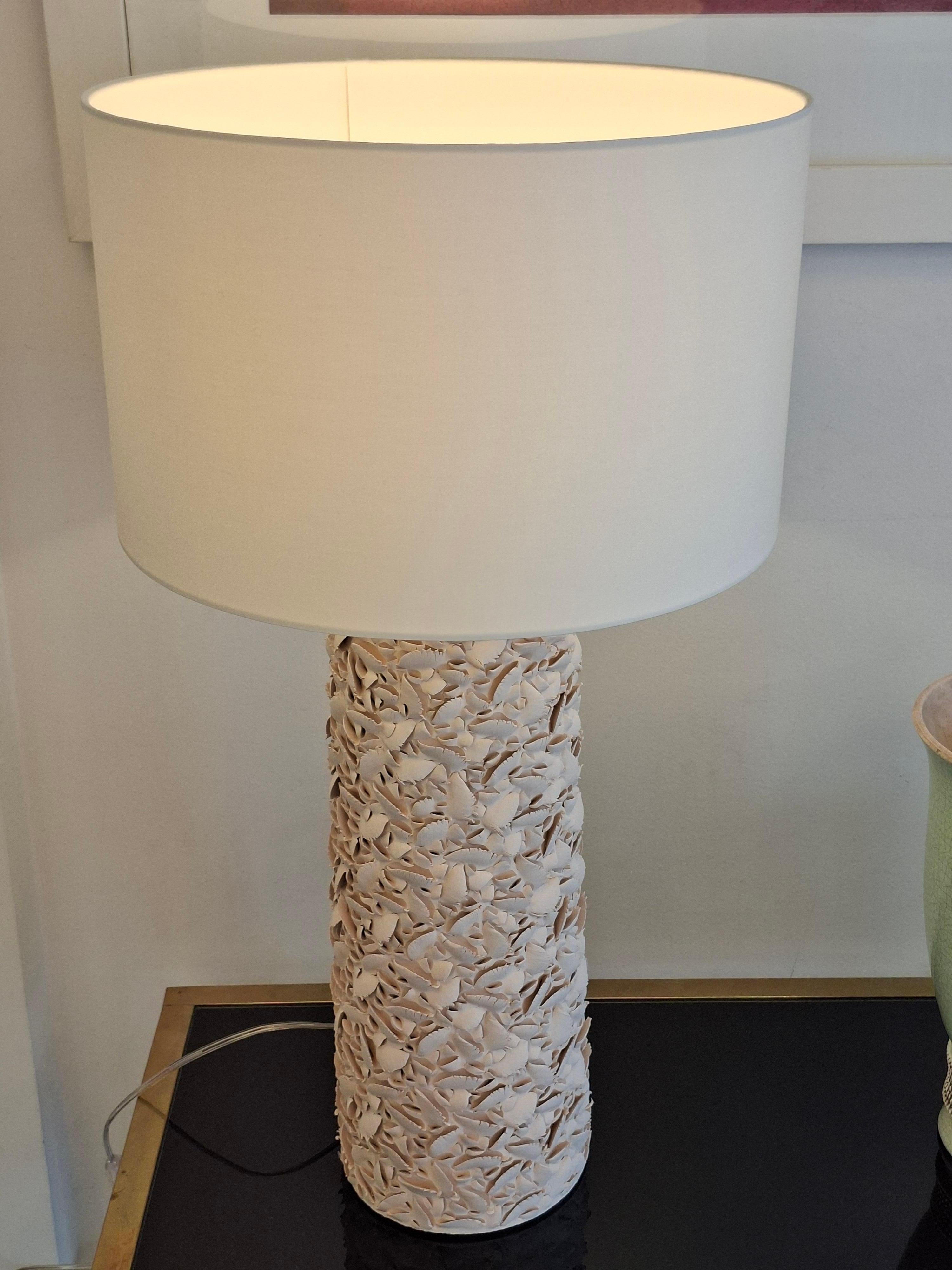 Lampe en céramique sculptée à la main, par Gilles Caffier, édition limitée en vente 3