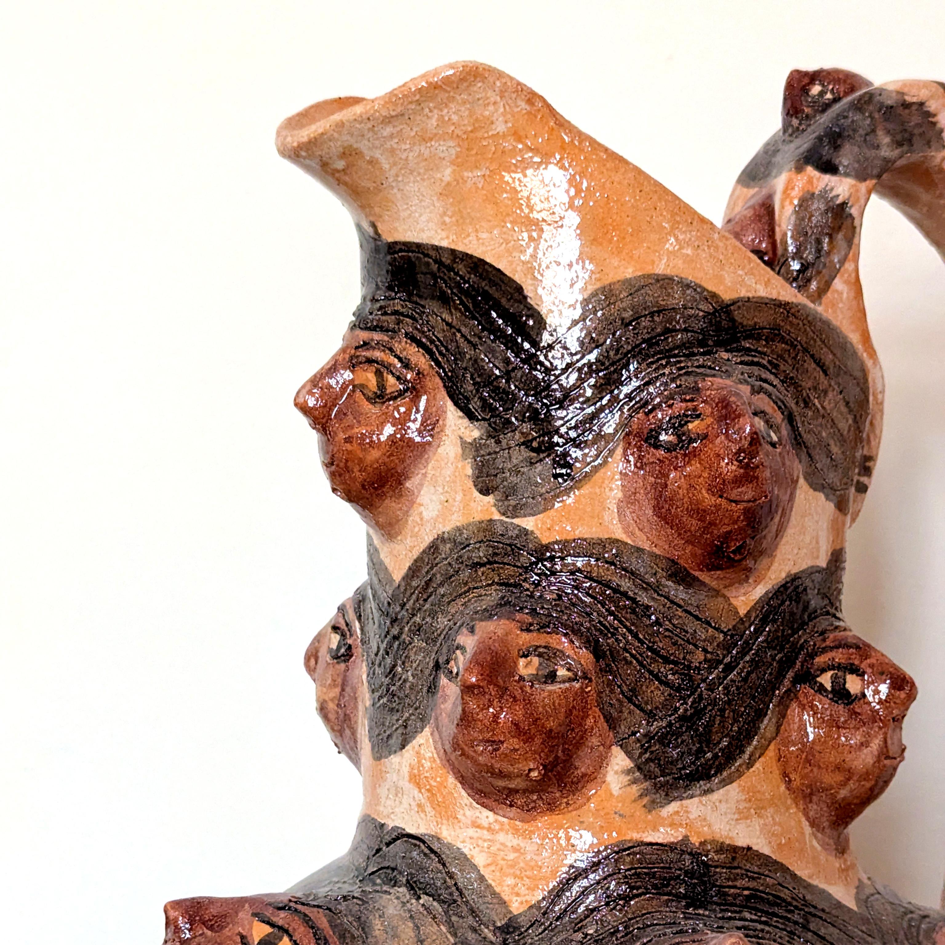 Questa straordinaria brocca in ceramica scolpita a mano è stata creata da Rolando Regino Porras, figlio della famosa ceramista oaxacana Dolores Porras, la cui eredità ha profondamente plasmato le tradizioni artistiche popolari della regione.

Ogni