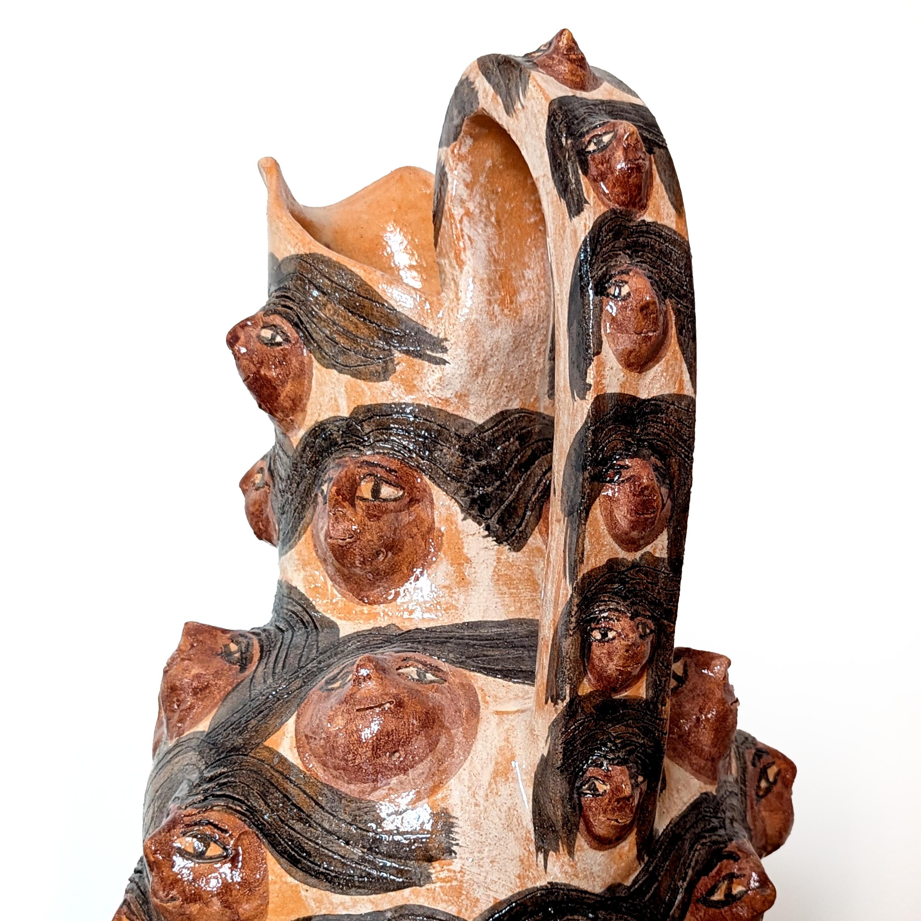 Arte popolare Brocca in ceramica scolpita a mano con volti di Rolando Regino Porras, Oaxaca, Messico. in vendita