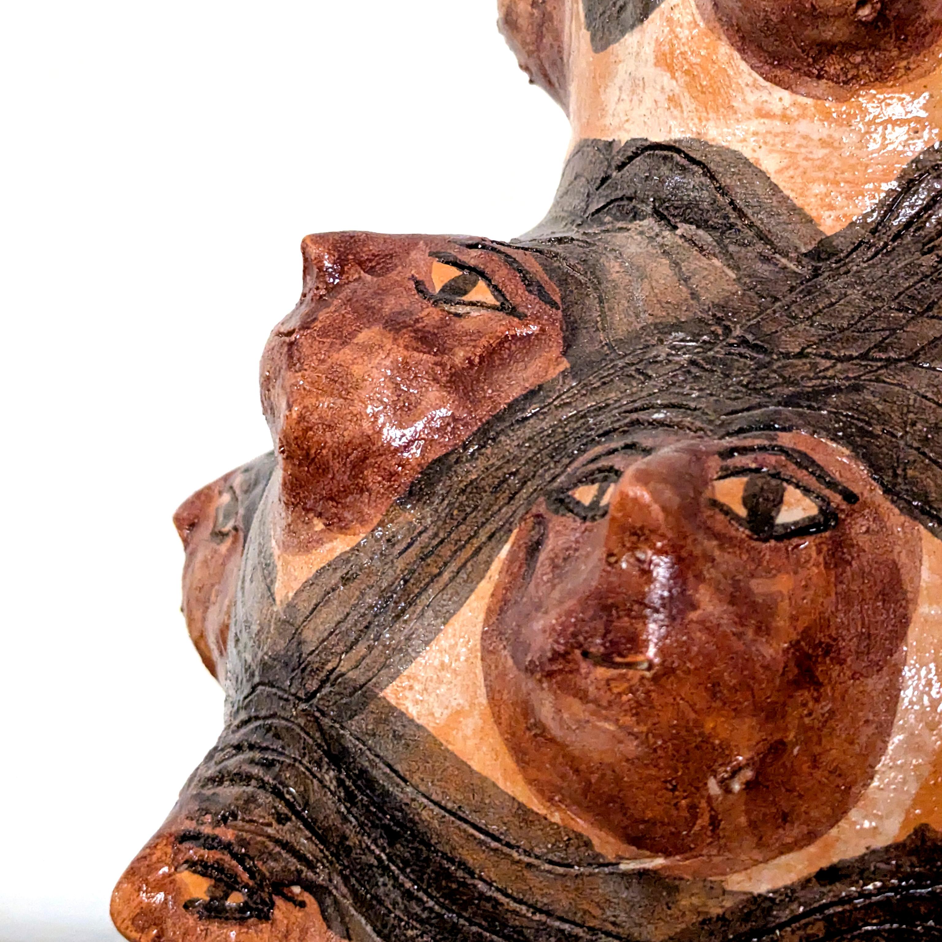 Messicano Brocca in ceramica scolpita a mano con volti di Rolando Regino Porras, Oaxaca, Messico. in vendita