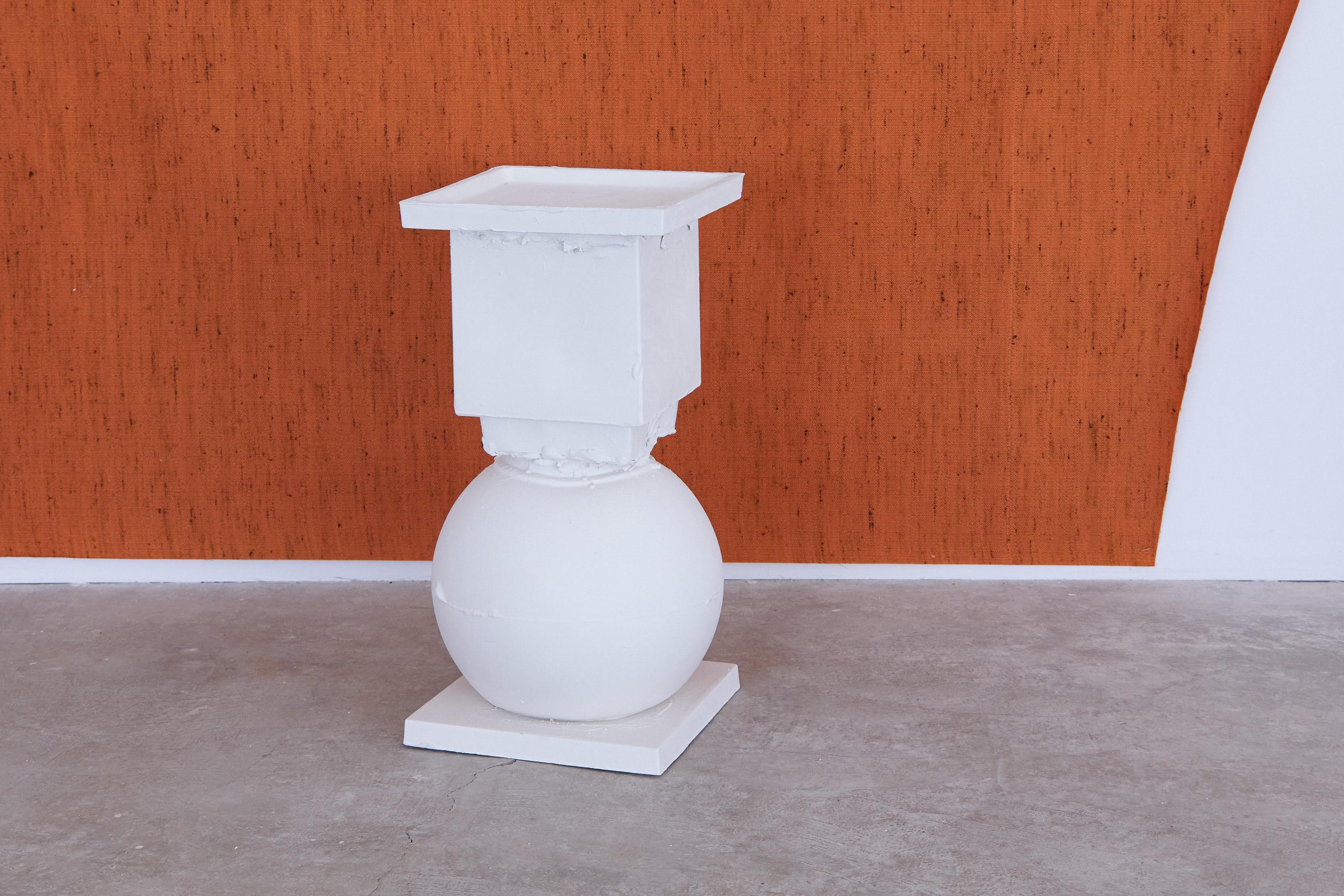 Table d'appoint en céramique sculptée à la main (sphère et carré) en vente 2