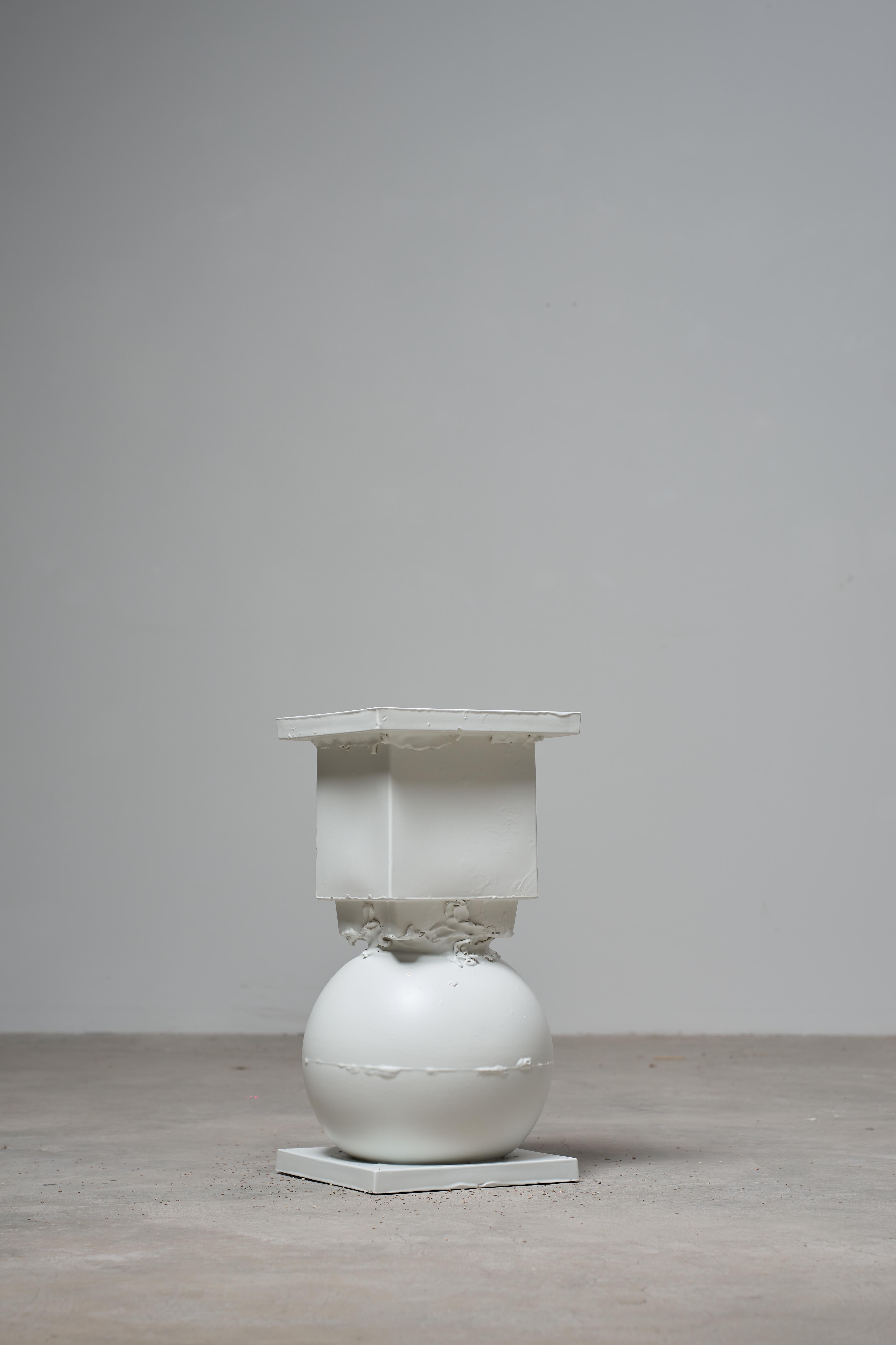 Table d'appoint en céramique sculptée à la main (sphère et carré) en vente 5