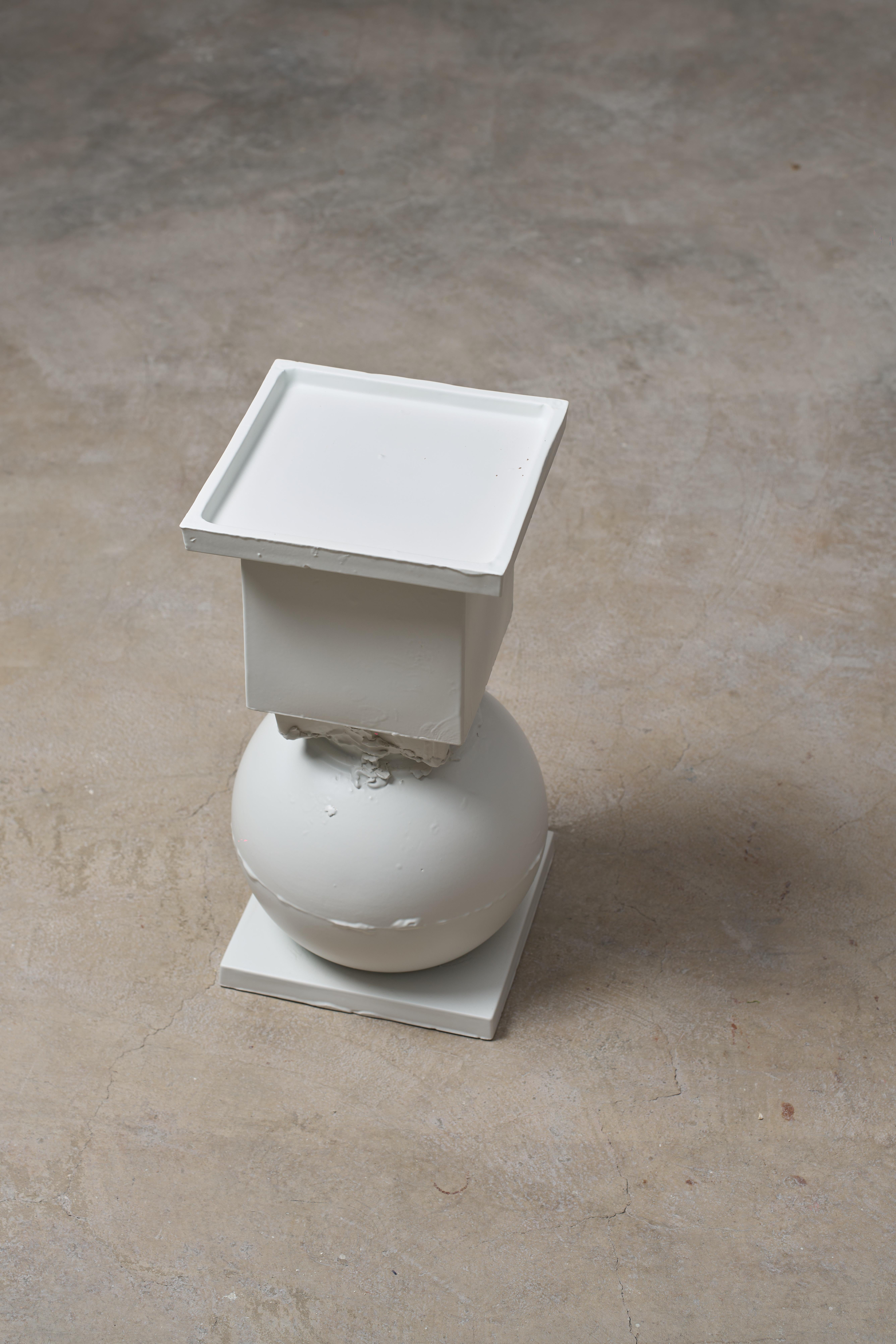 La table d'appoint Cassola+Marostica est fabriquée à la main à partir de quatre formes distinctes moulées en plâtre. Ces formes sont modifiées et combinées pour donner naissance à la pièce finale. S'inscrivant dans le cadre du projet 