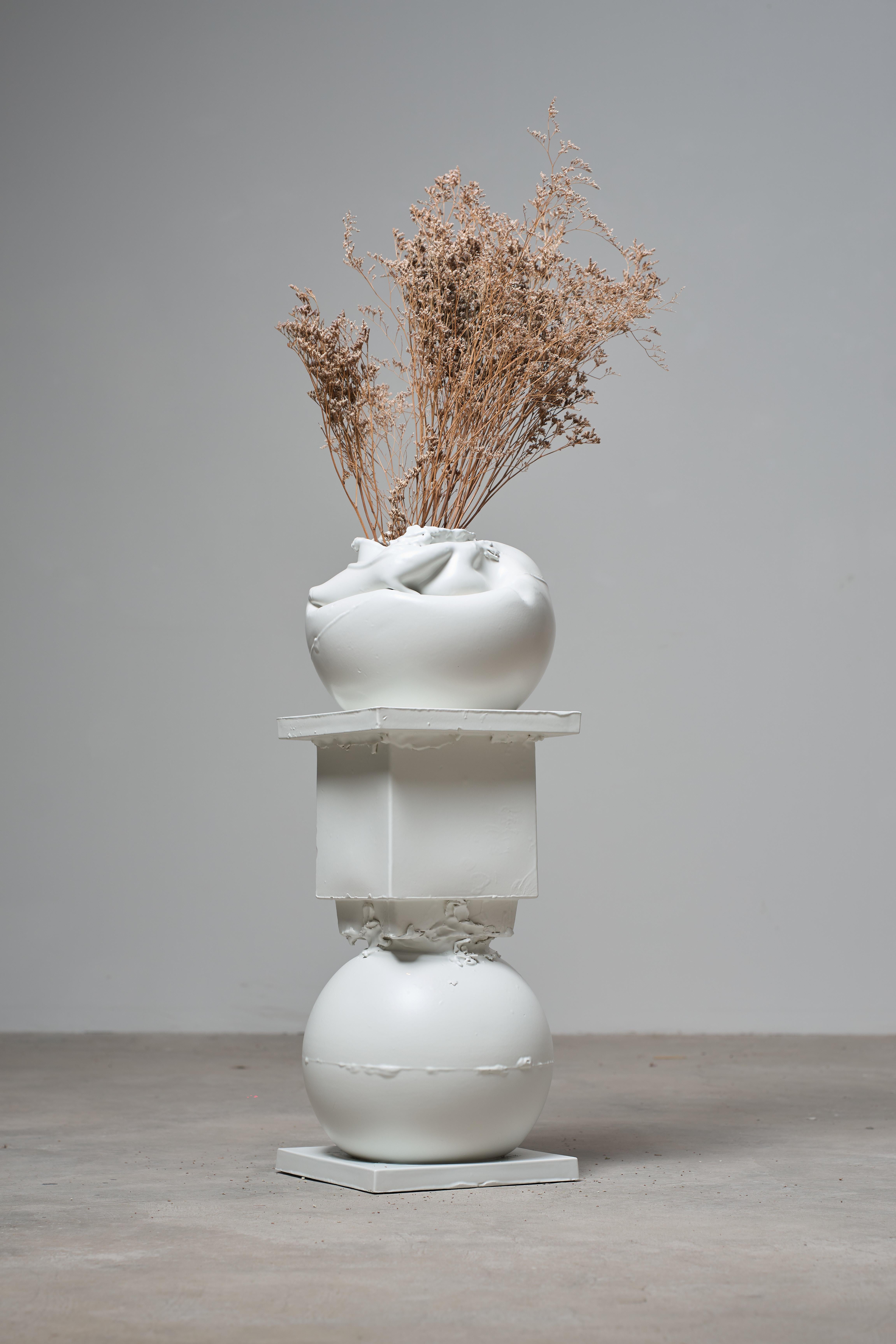 italien Table d'appoint en céramique sculptée à la main (sphère et carré) en vente