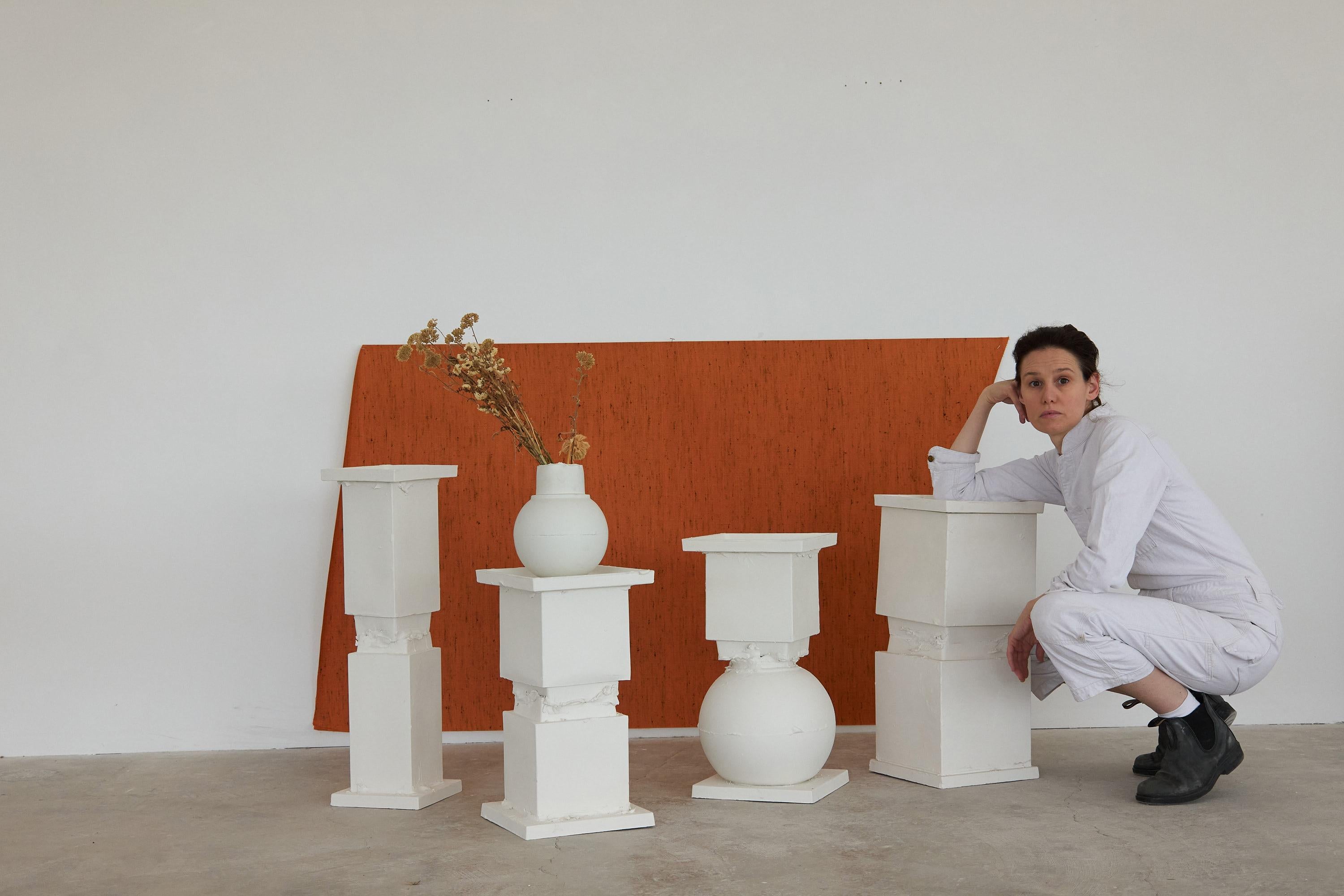 Table d'appoint en céramique sculptée à la main (sphère et carré) Neuf - En vente à New York, NY
